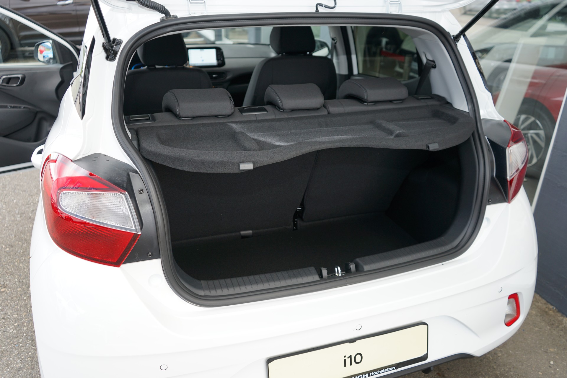 HYUNDAI i10 1.2 Amplia Aut.-image-15