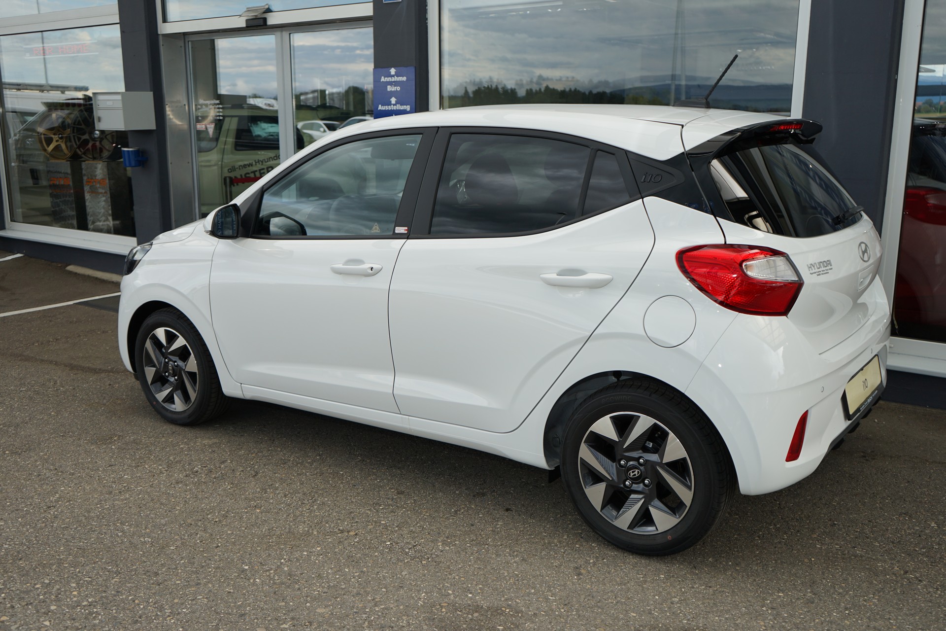 HYUNDAI i10 1.2 Amplia Aut.-image-4