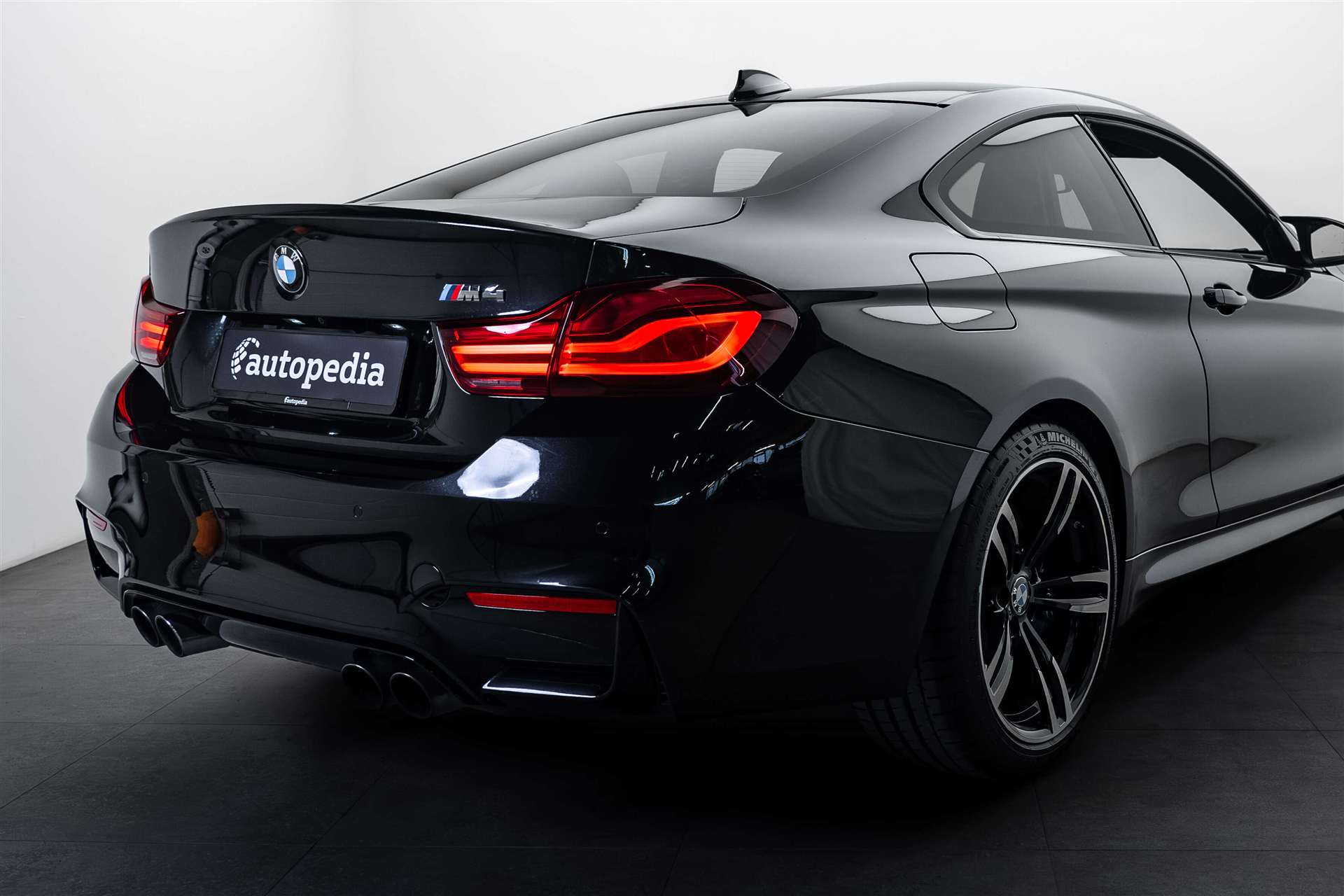 BMW M4 Coupé DKG-showroom-element-3