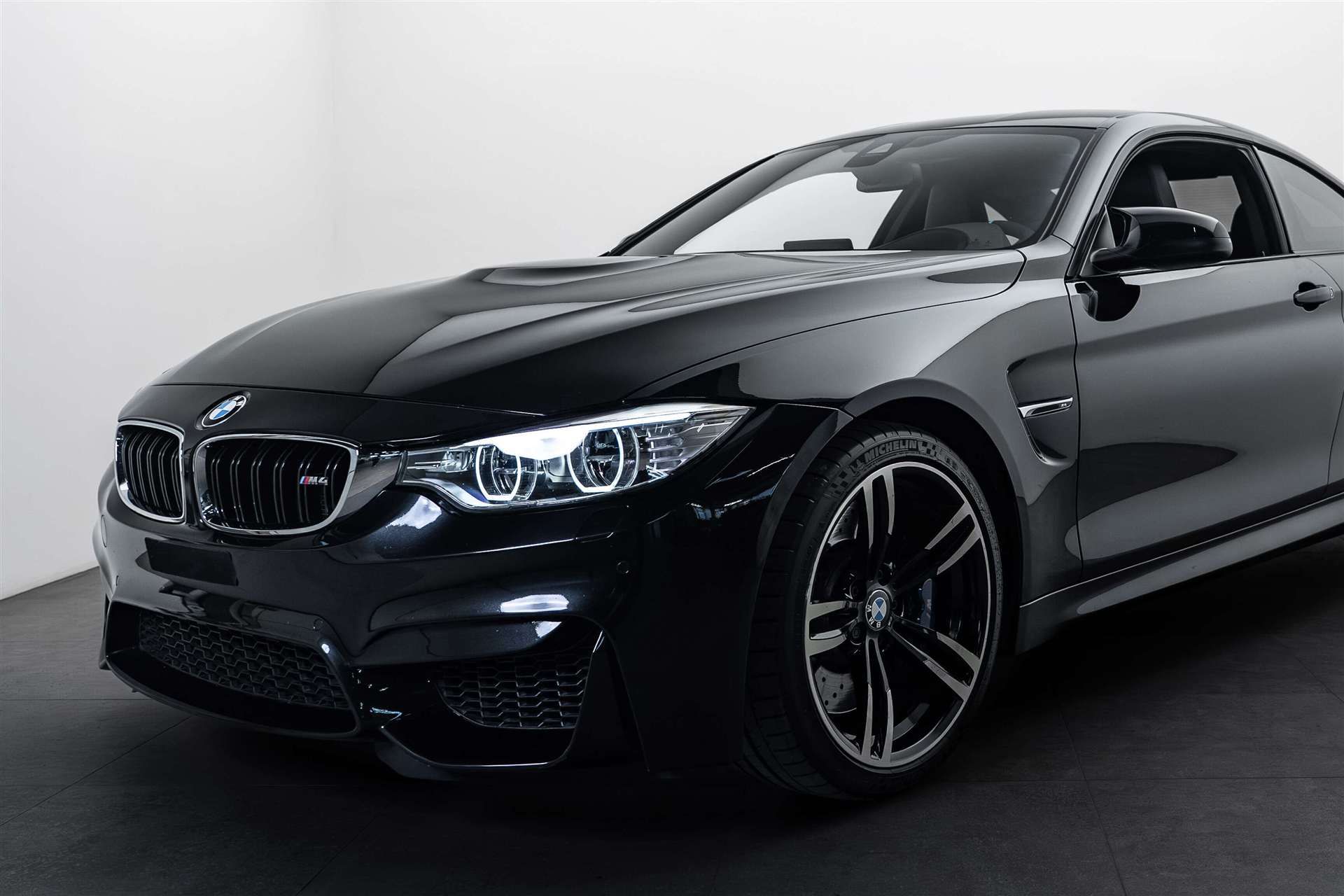 BMW M4 Coupé DKG-showroom-element-1