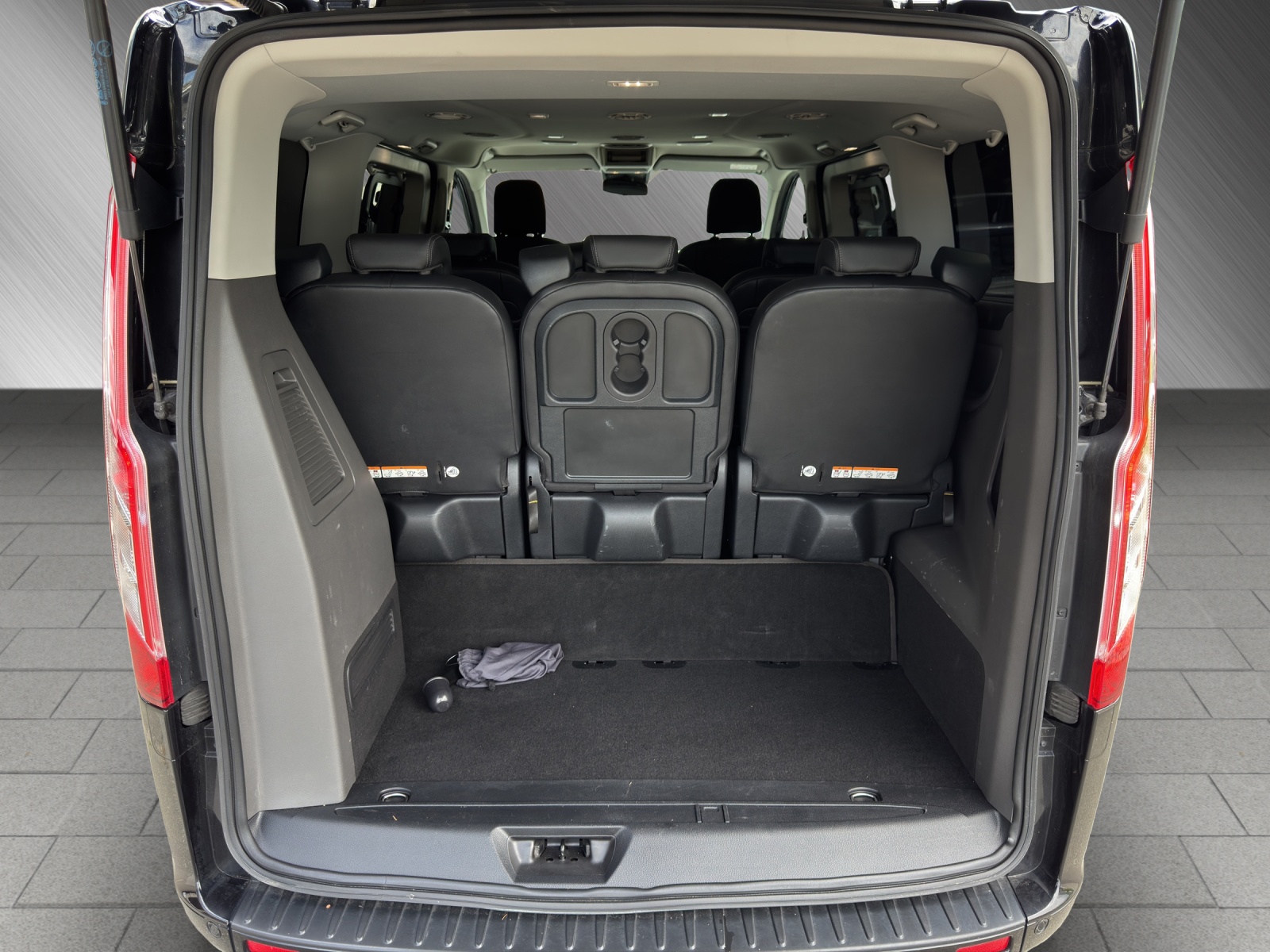FORD Tourneo Custom Bus 320 L1 2.0 TDCi 185 Sport-image-14