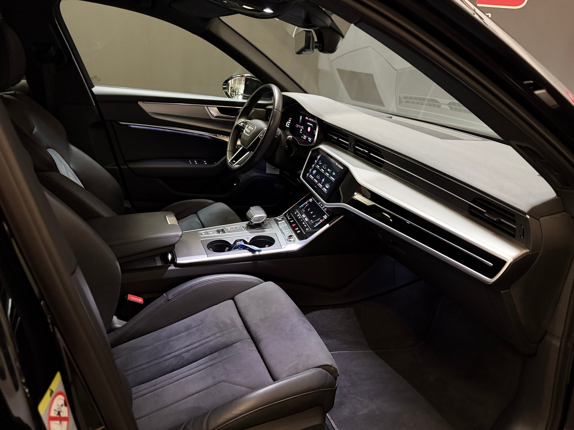 AUDI A6 Avant 45 TFSI Sport S-tronic quattro-image-16