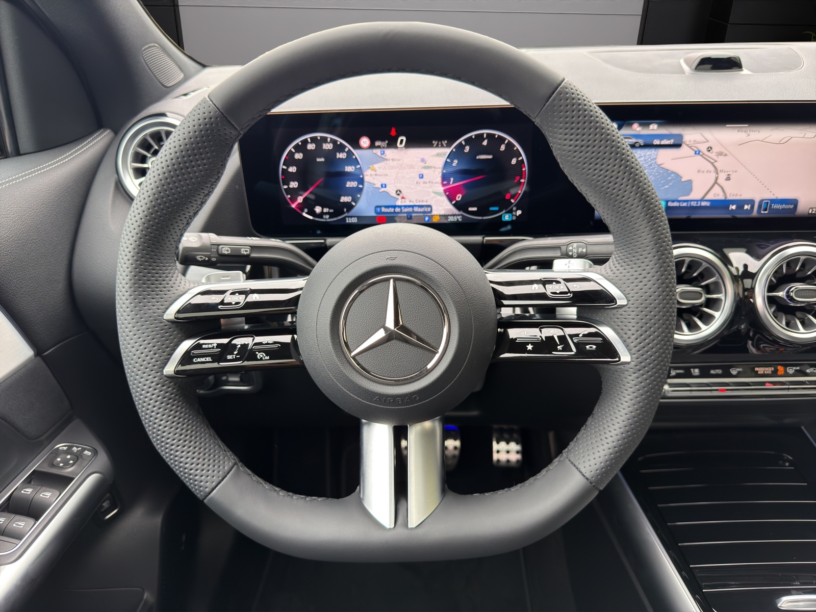 MERCEDES-BENZ GLA 200 Night Star 7G-DCT-image-10