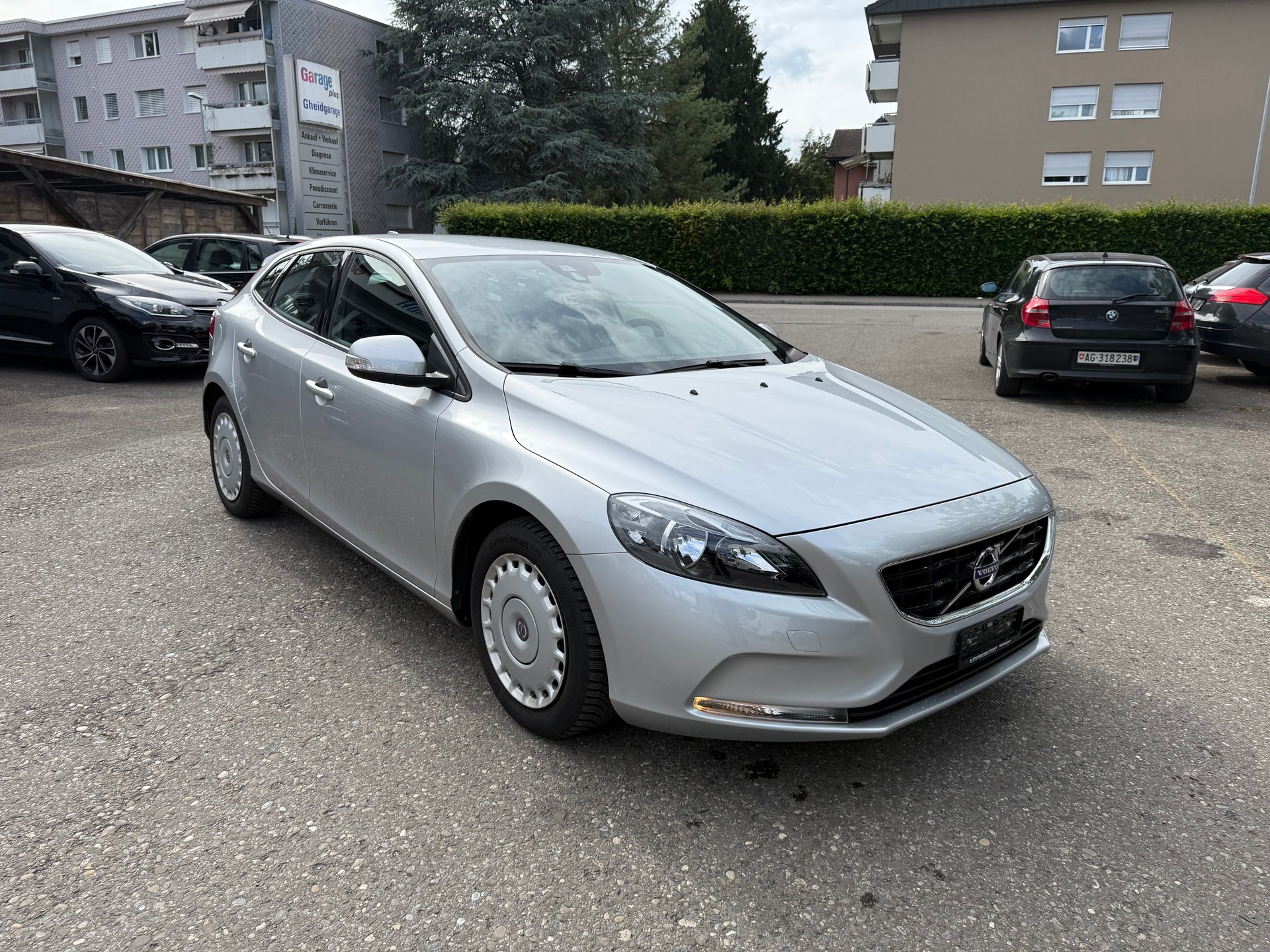 VOLVO V40 T2 Momentum Geartronic-showroom-element-1