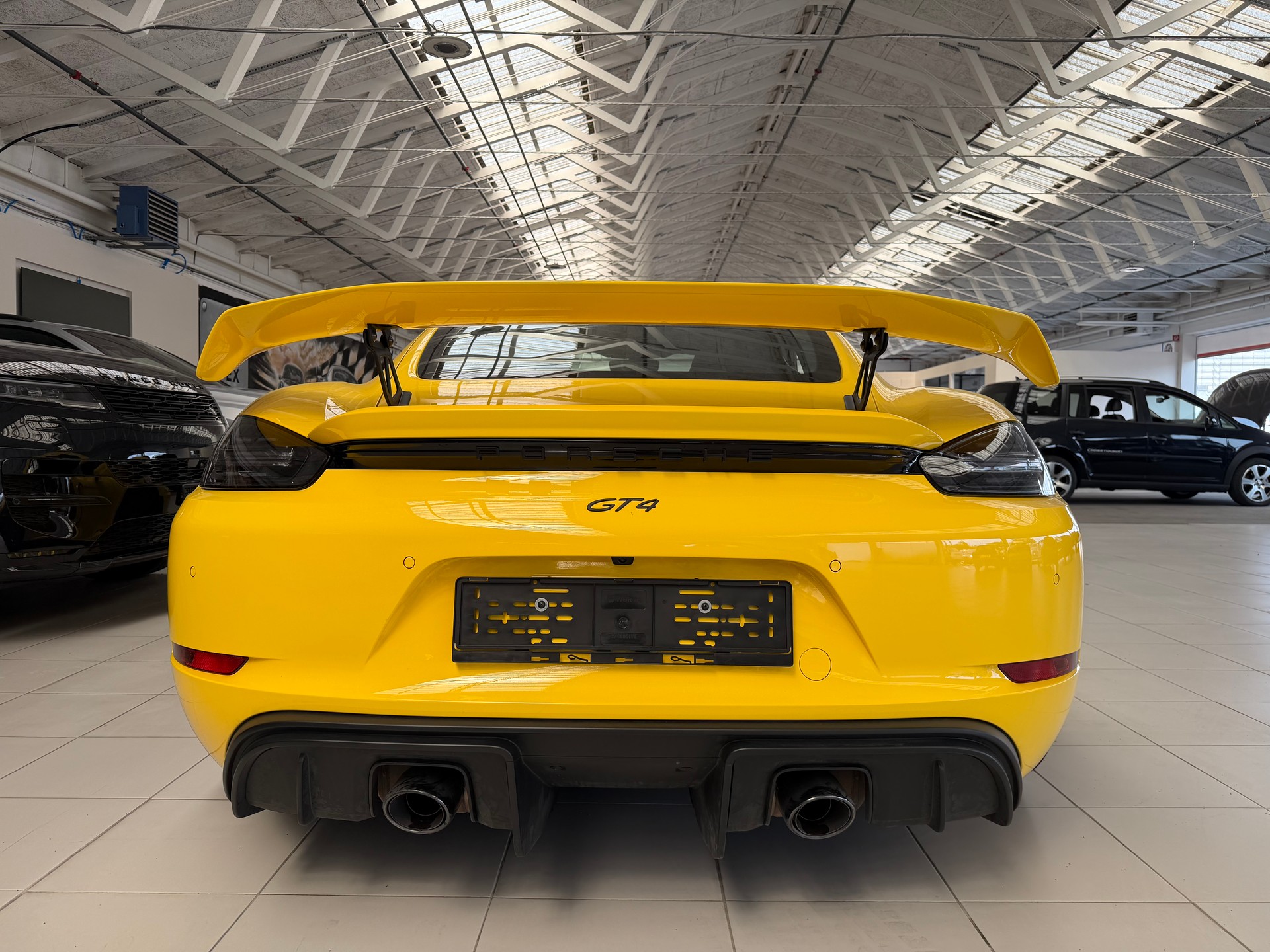 PORSCHE 718 Cayman GT4-showroom-element-3