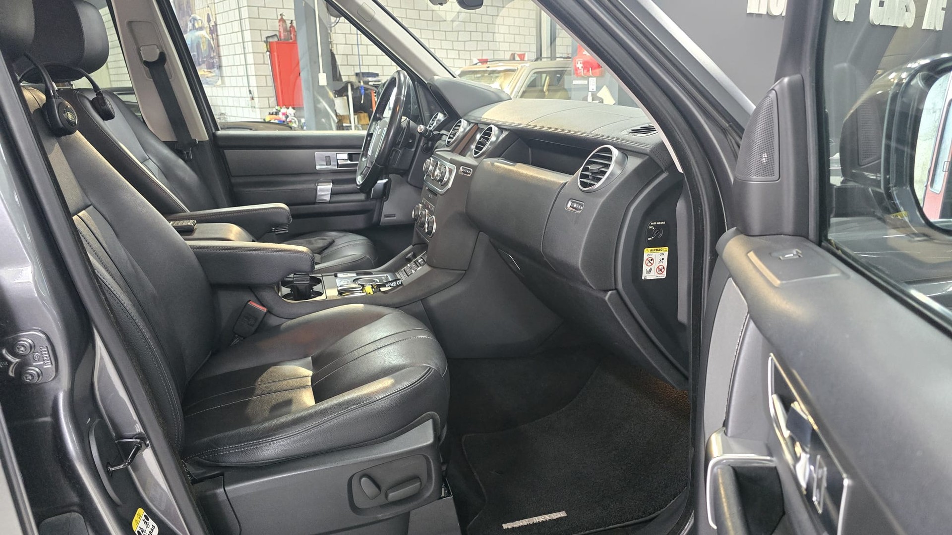 LAND ROVER Discovery 3.0 SDV6 Graphite Automatic-image-16