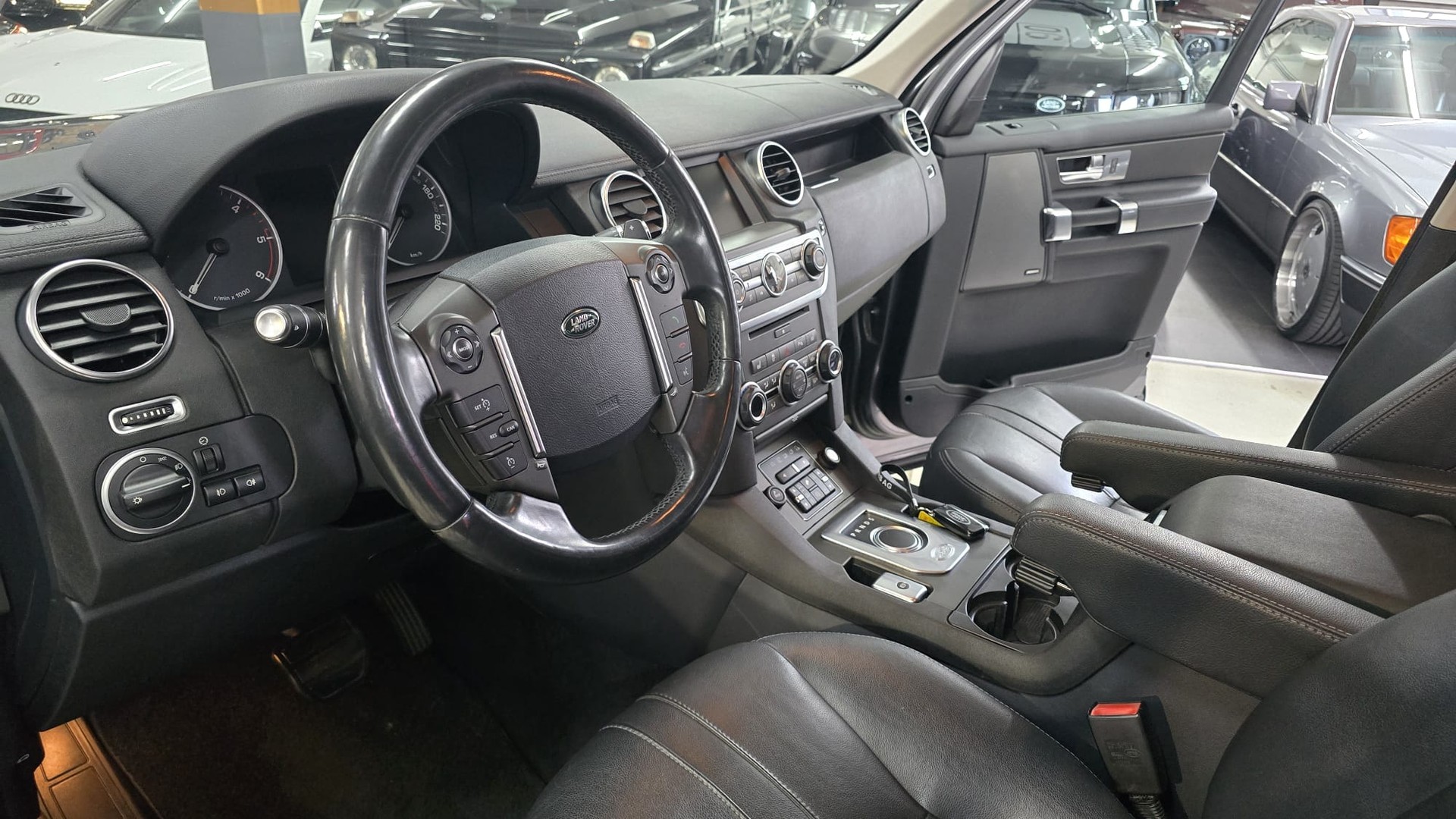 LAND ROVER Discovery 3.0 SDV6 Graphite Automatic-image-13