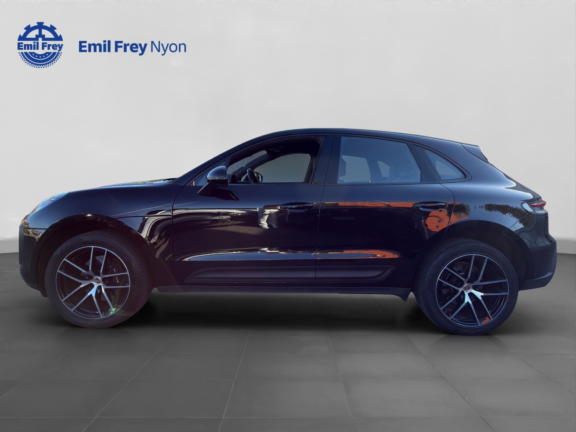 PORSCHE Macan 2.0-showroom-element-2
