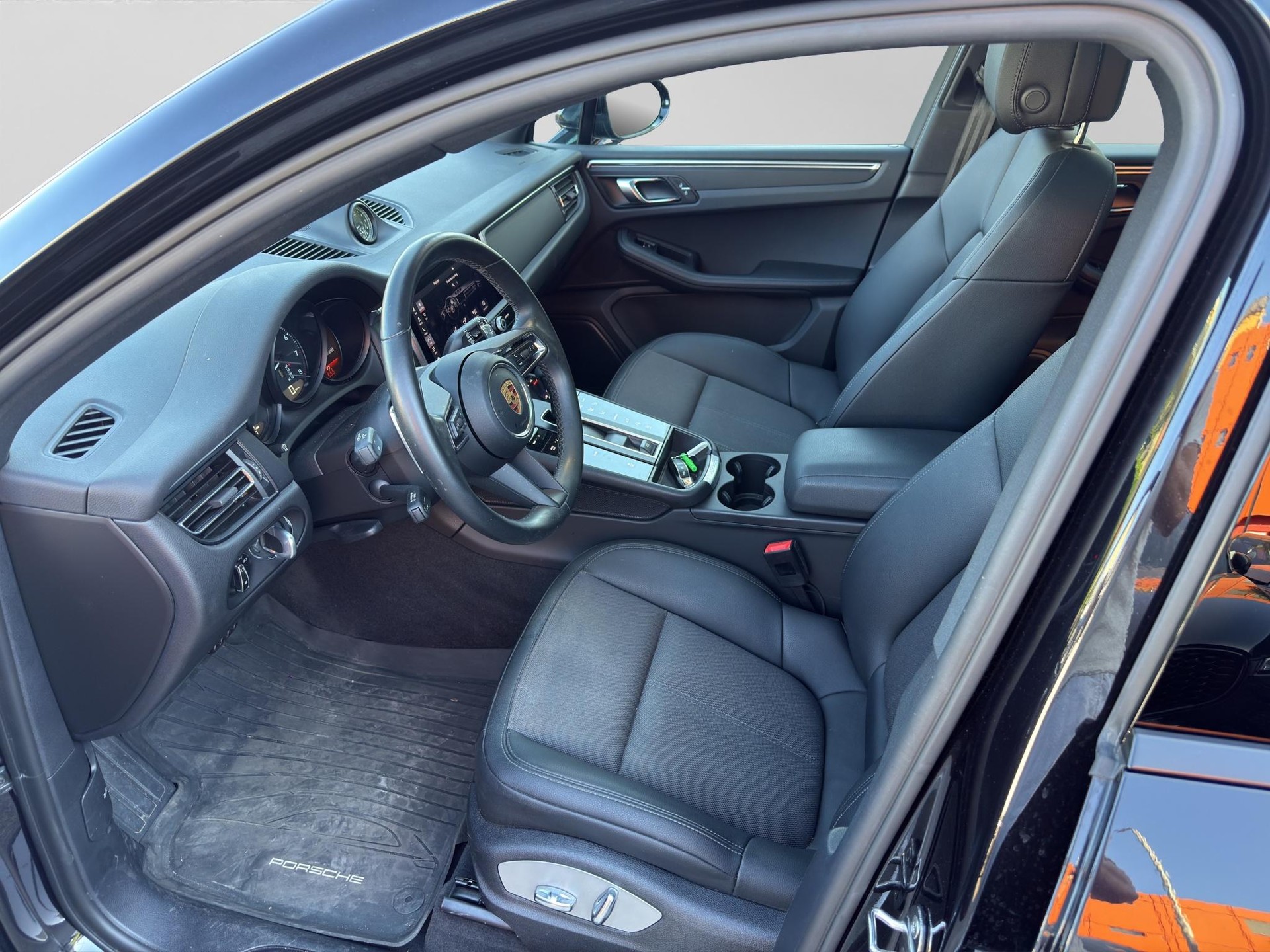 PORSCHE Macan 2.0-showroom-element-1