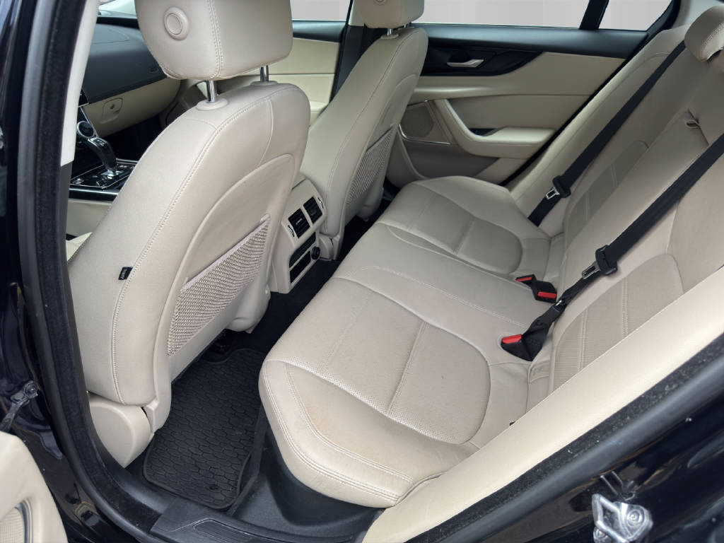 JAGUAR XE 2.0 T 250 S-image-10