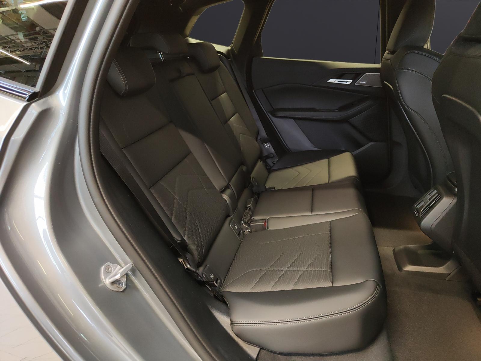 BMW 230e xDrive Active Tourer-image-16