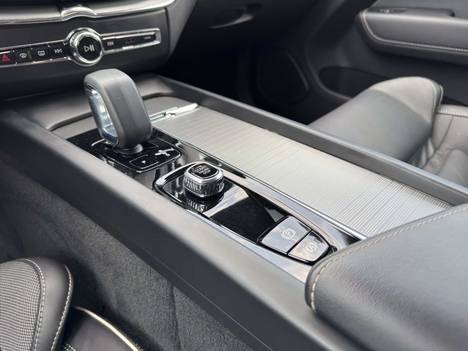 VOLVO XC60 2.0 B4 MH R-Design AWD-image-15