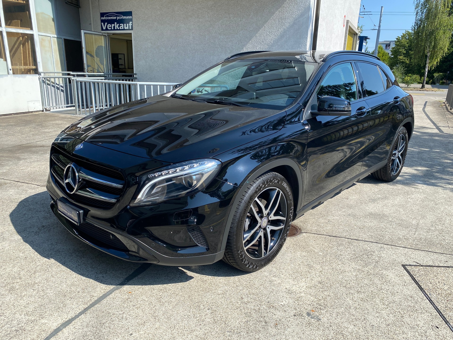 MERCEDES-BENZ GLA 200 Night Star 7G-DCT-showroom-element-2