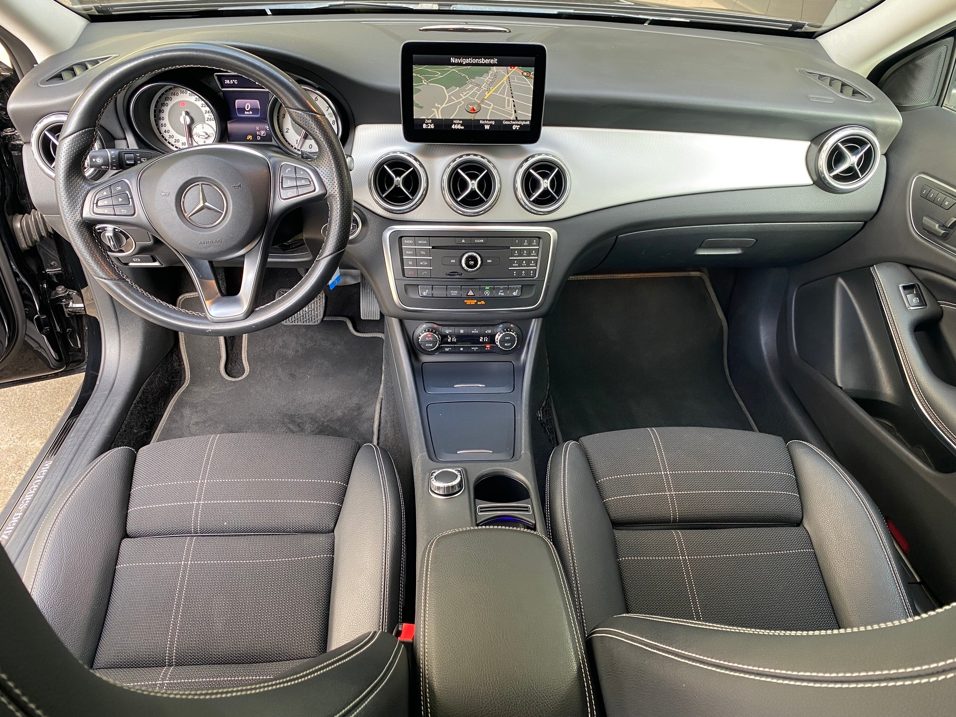 MERCEDES-BENZ GLA 200 Night Star 7G-DCT-image-15