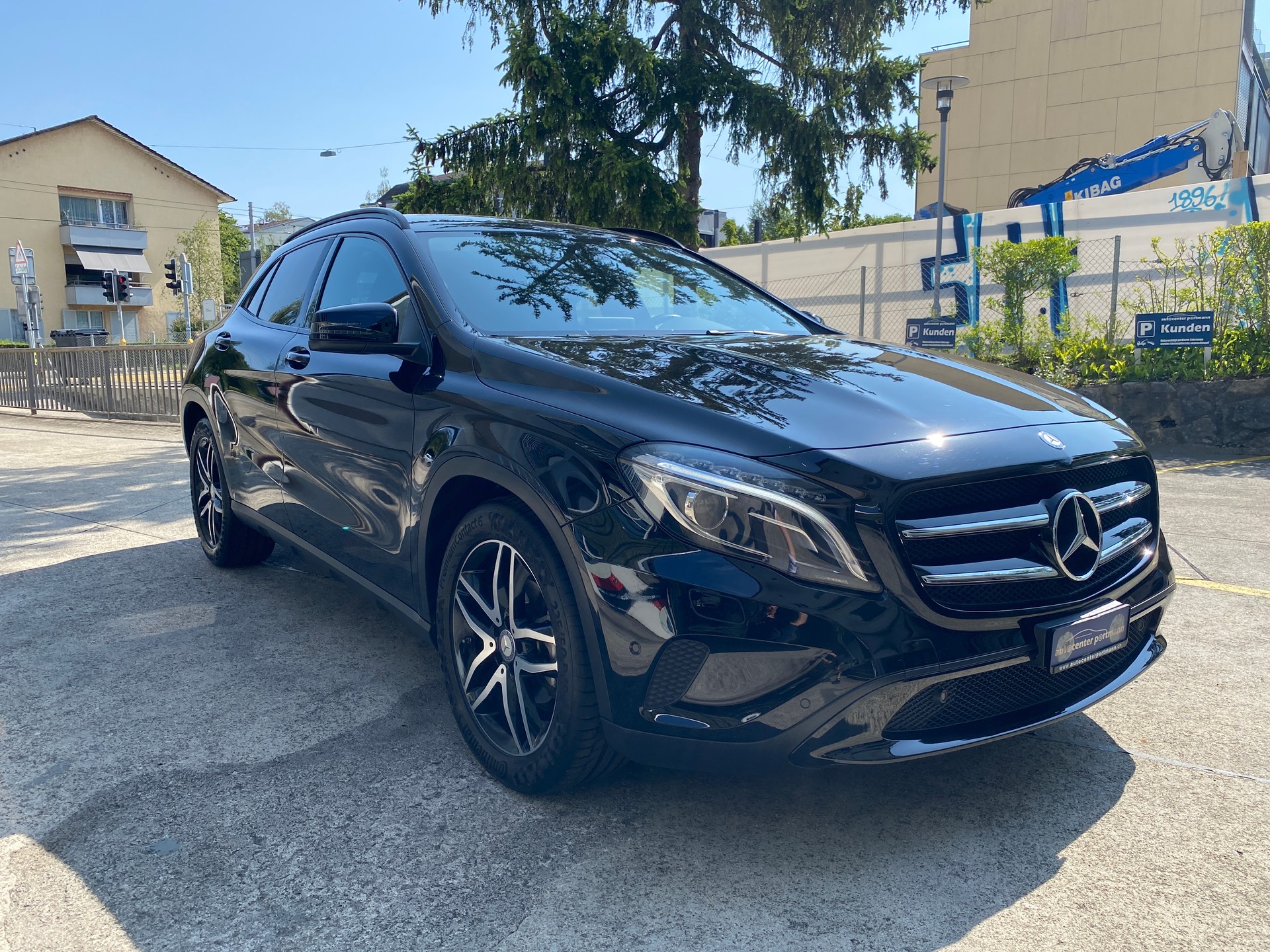 MERCEDES-BENZ GLA 200 Night Star 7G-DCT-showroom-element-1