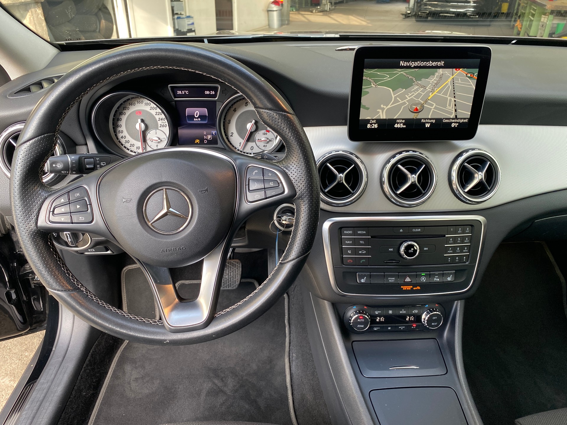 MERCEDES-BENZ GLA 200 Night Star 7G-DCT-image-16