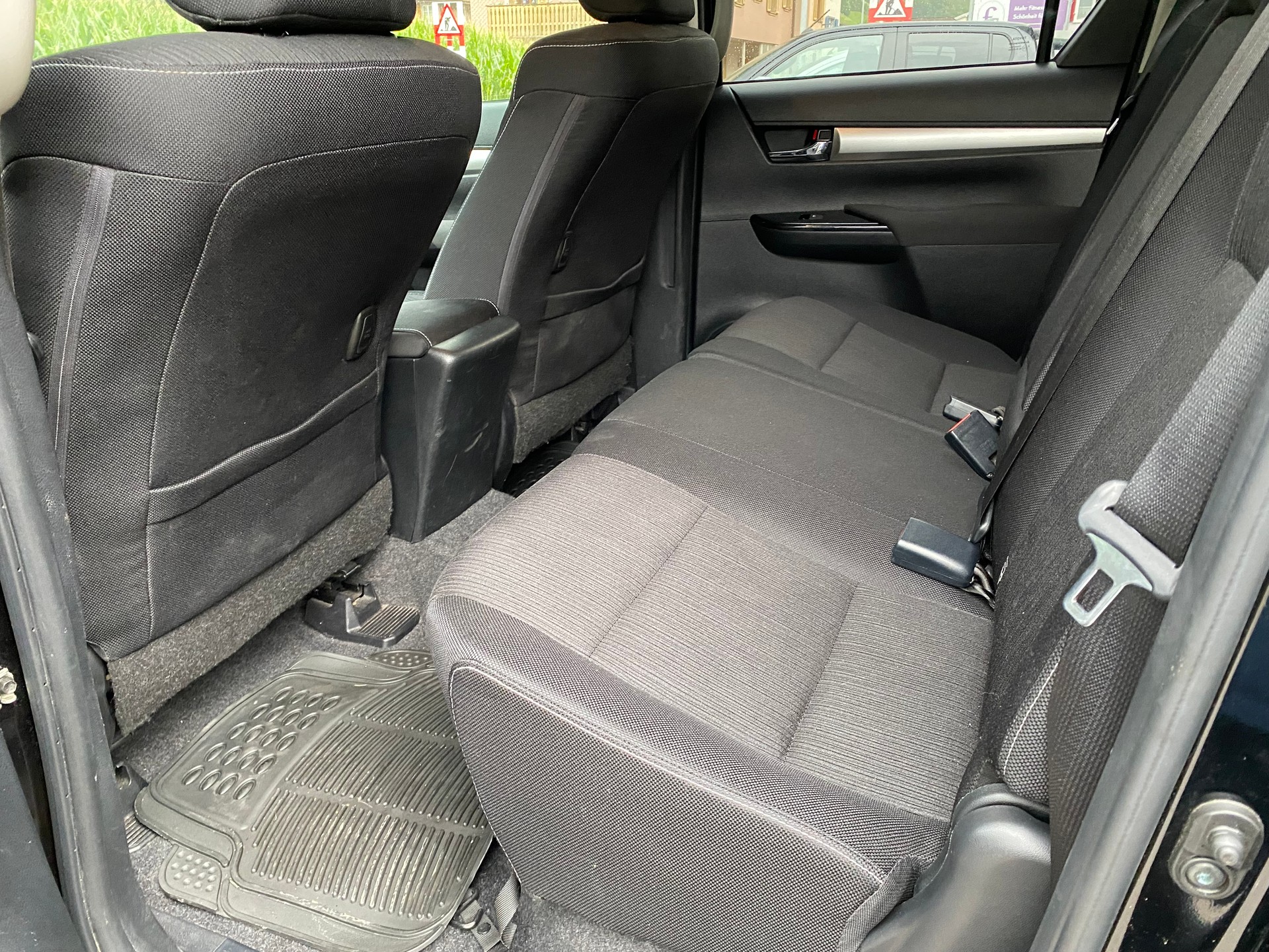 TOYOTA Hilux 2.4D-4D Sol DoubleCab 4x4 A-image-6