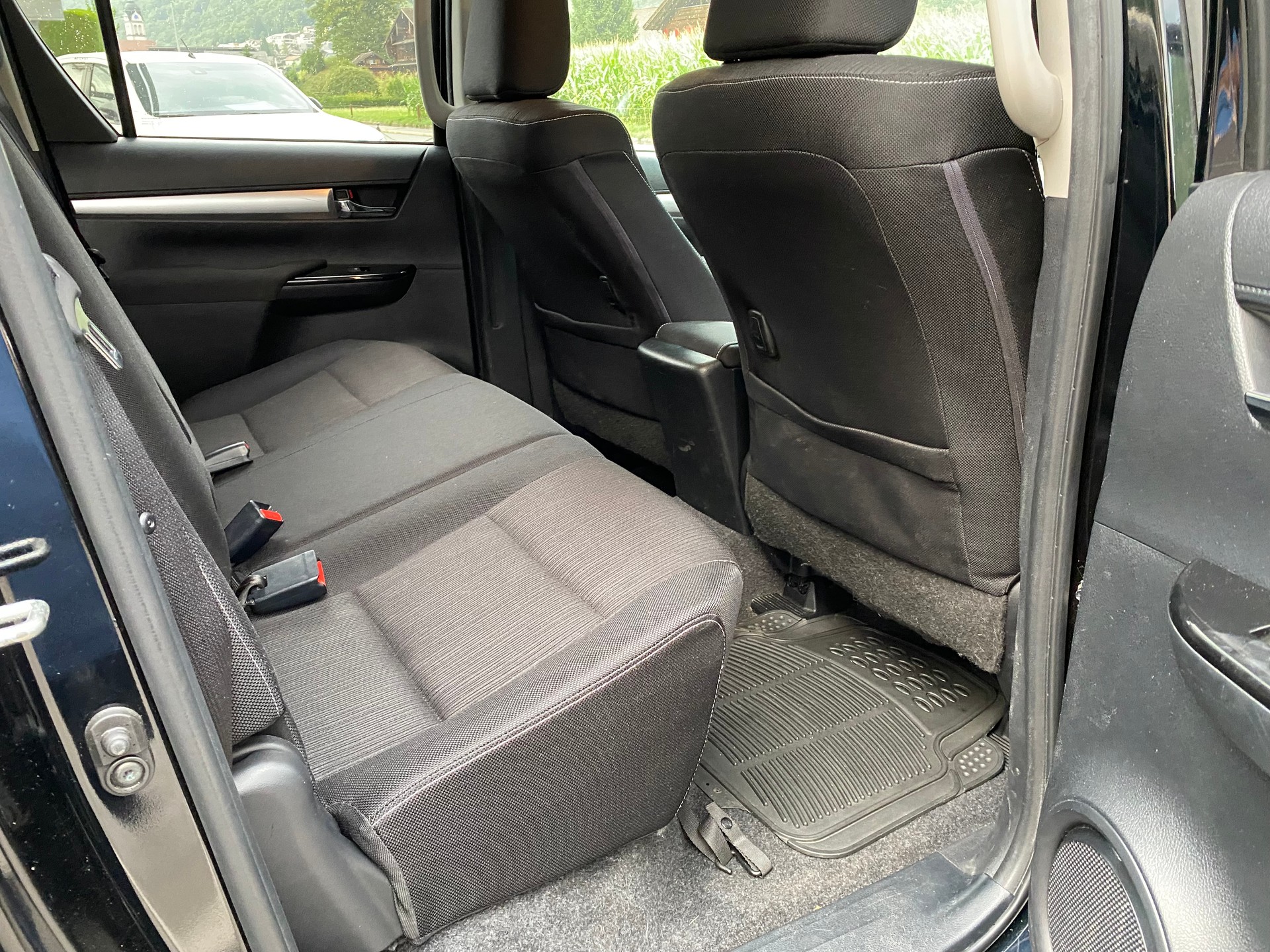 TOYOTA Hilux 2.4D-4D Sol DoubleCab 4x4 A-image-5