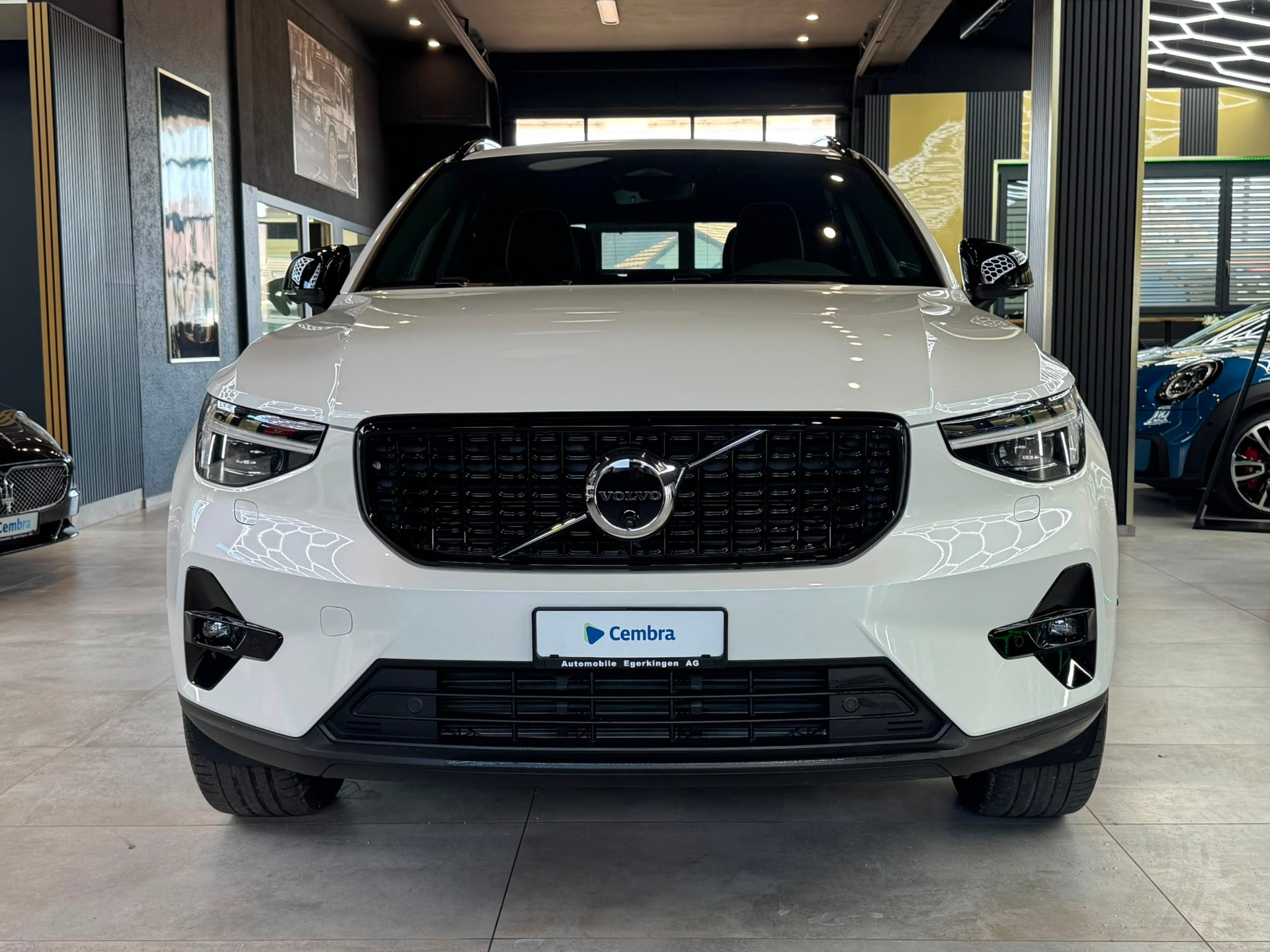 VOLVO XC40 B4 Benzin Mild Hybrid Ultra Dark DCT-showroom-element-1