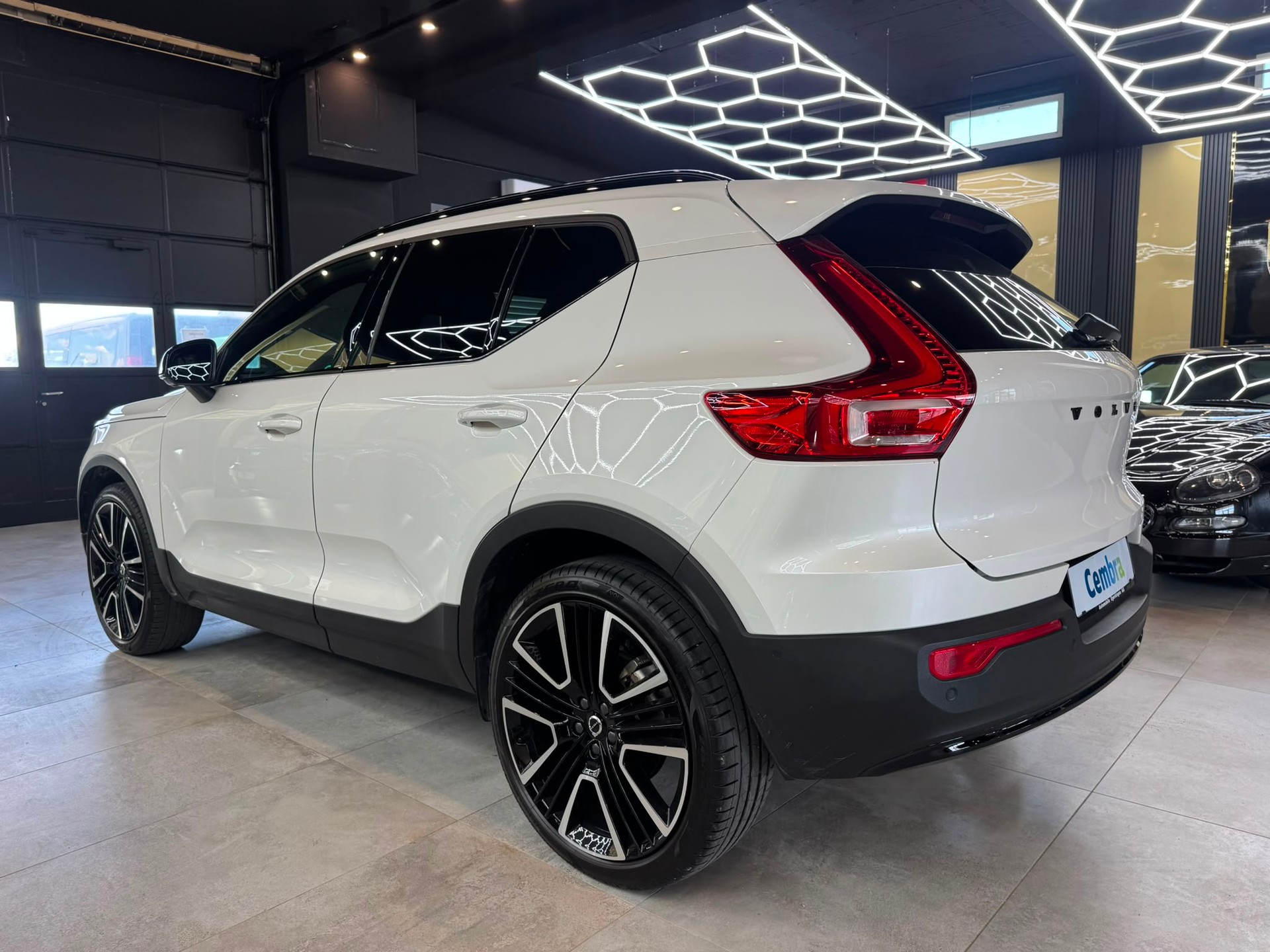 VOLVO XC40 B4 Benzin Mild Hybrid Ultra Dark DCT-image-6