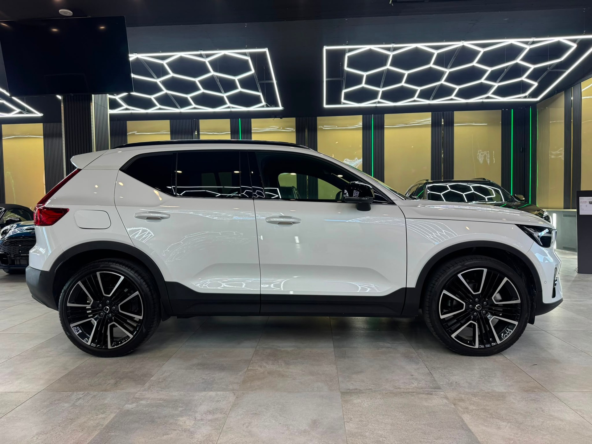 VOLVO XC40 B4 Benzin Mild Hybrid Ultra Dark DCT-showroom-element-3