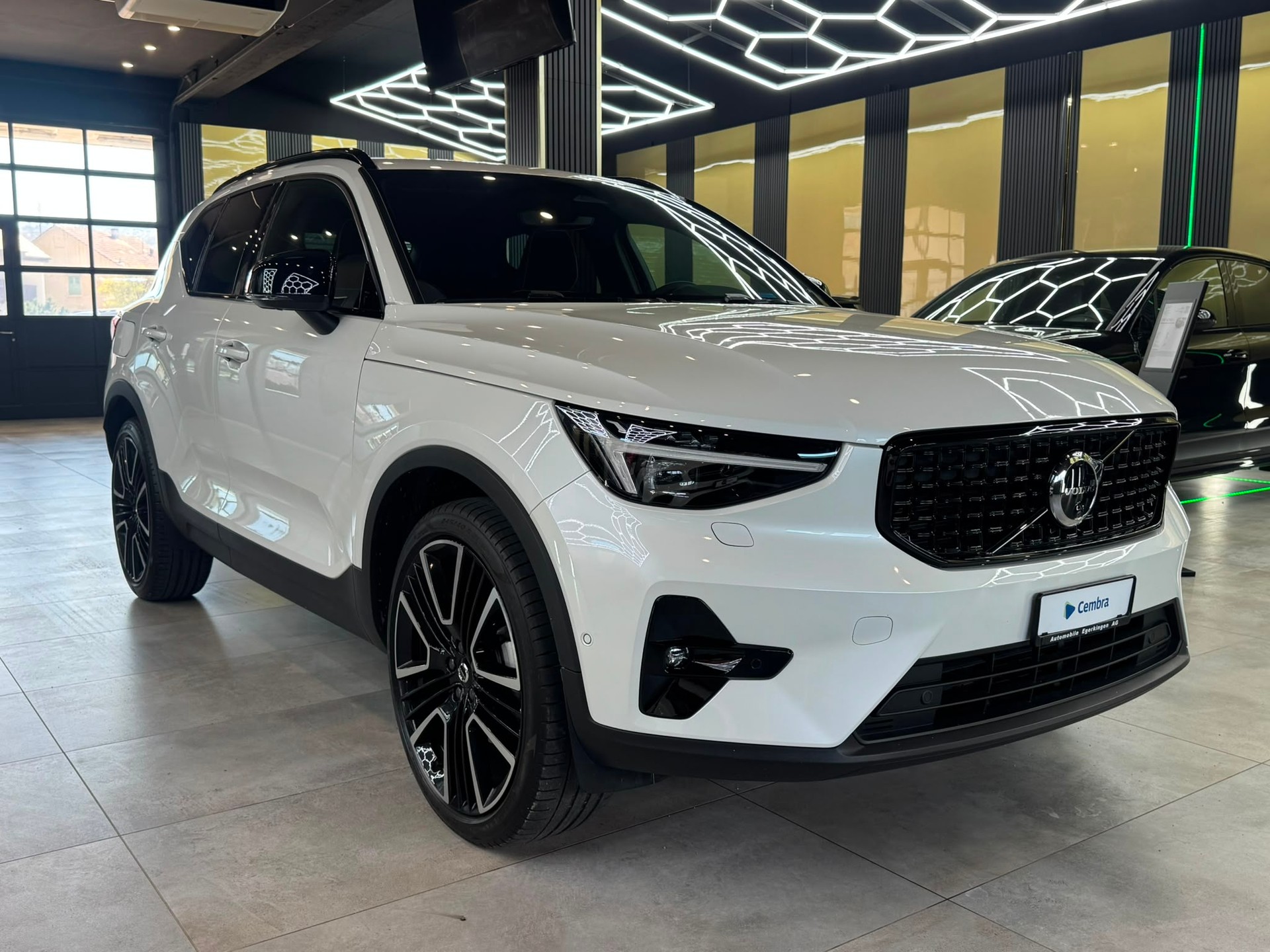 VOLVO XC40 B4 Benzin Mild Hybrid Ultra Dark DCT-showroom-element-2