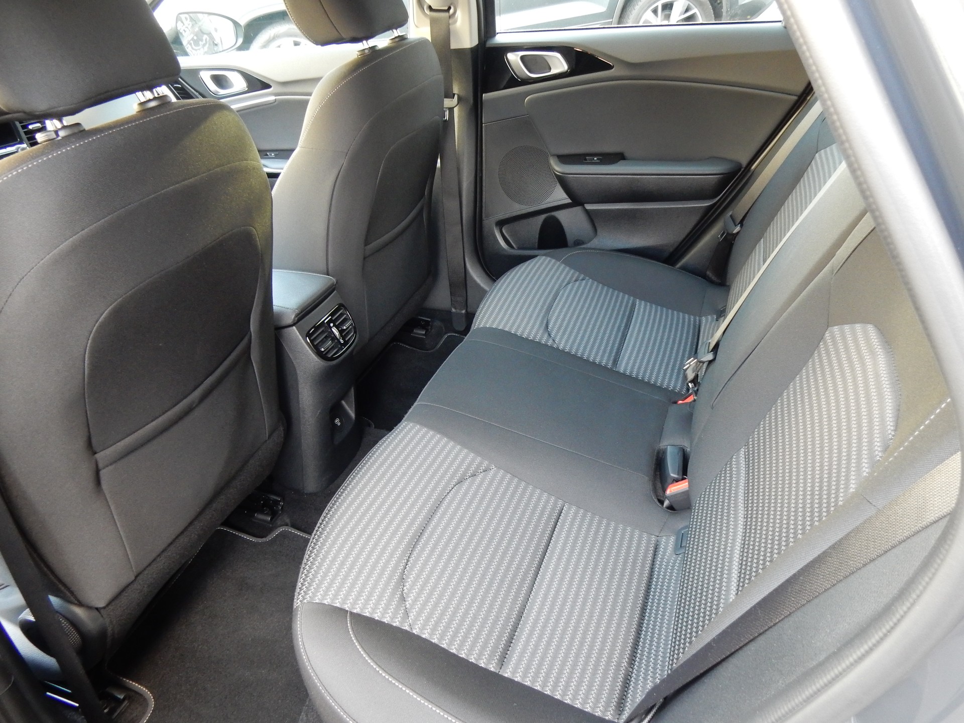 KIA Ceed Sportswagon 1.5 T-GDi DCT MHEV Spirit (Style)-image-7