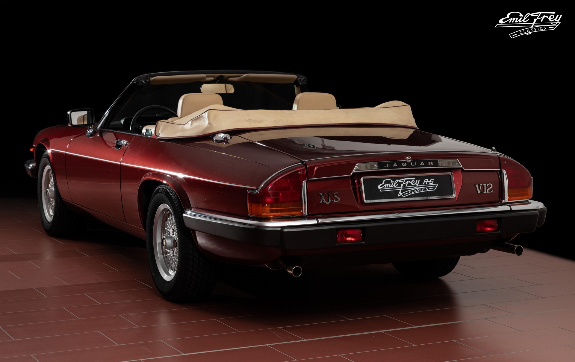 JAGUAR V12 Convertible-showroom-element-2