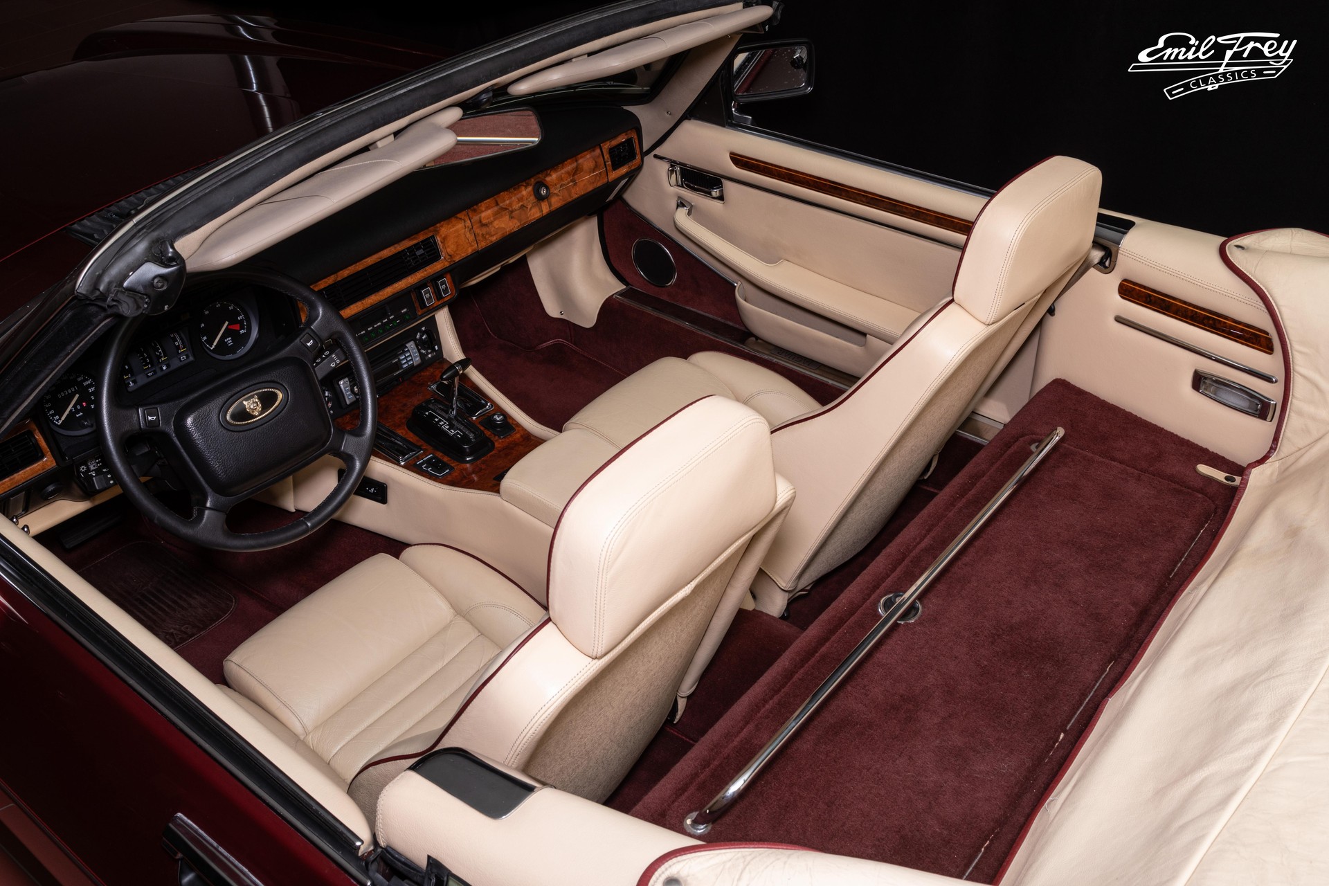 JAGUAR V12 Convertible-image-5