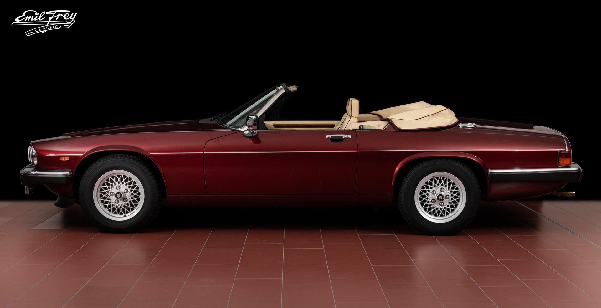 JAGUAR V12 Convertible-showroom-element-1