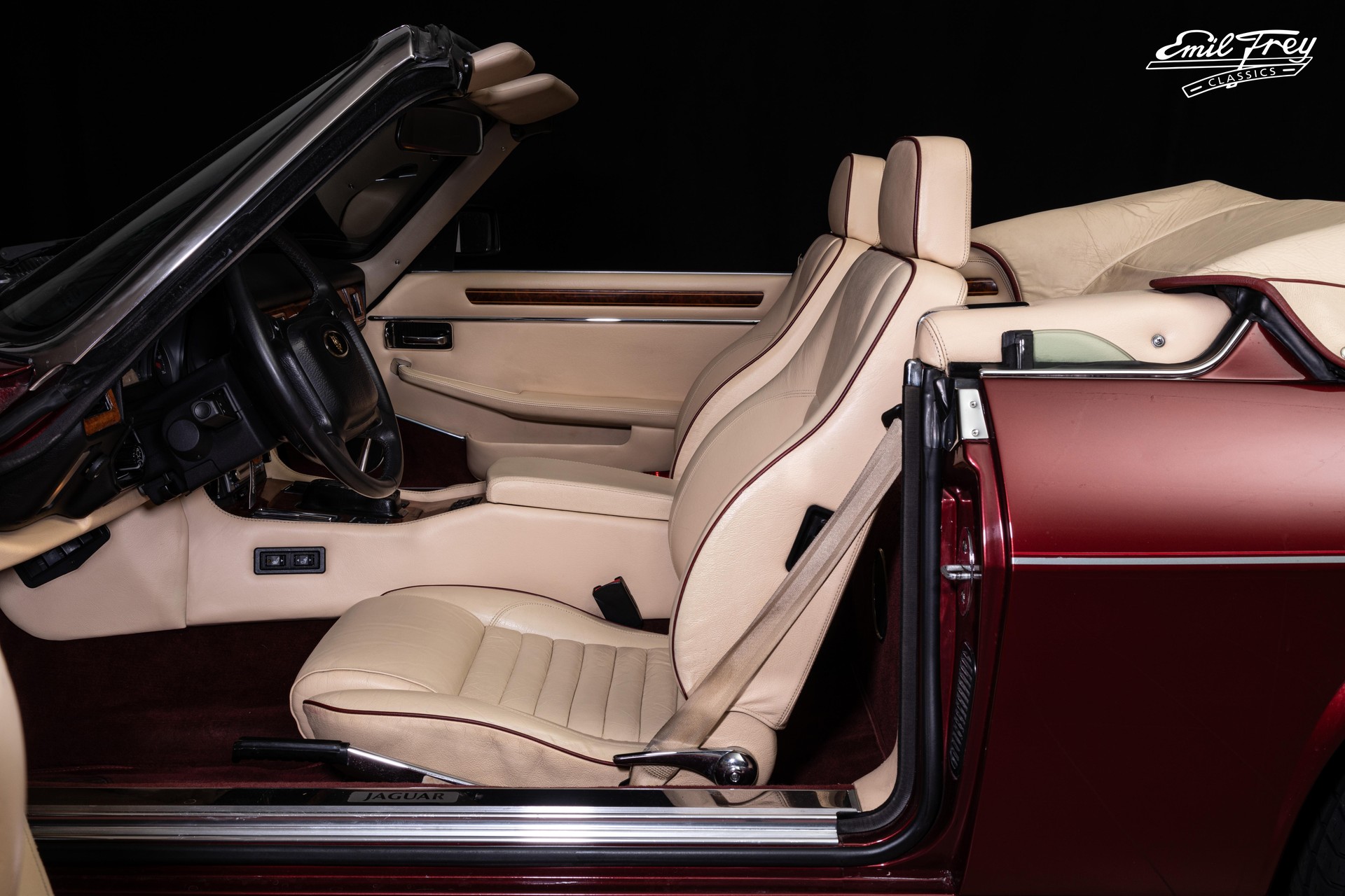 JAGUAR V12 Convertible-image-6