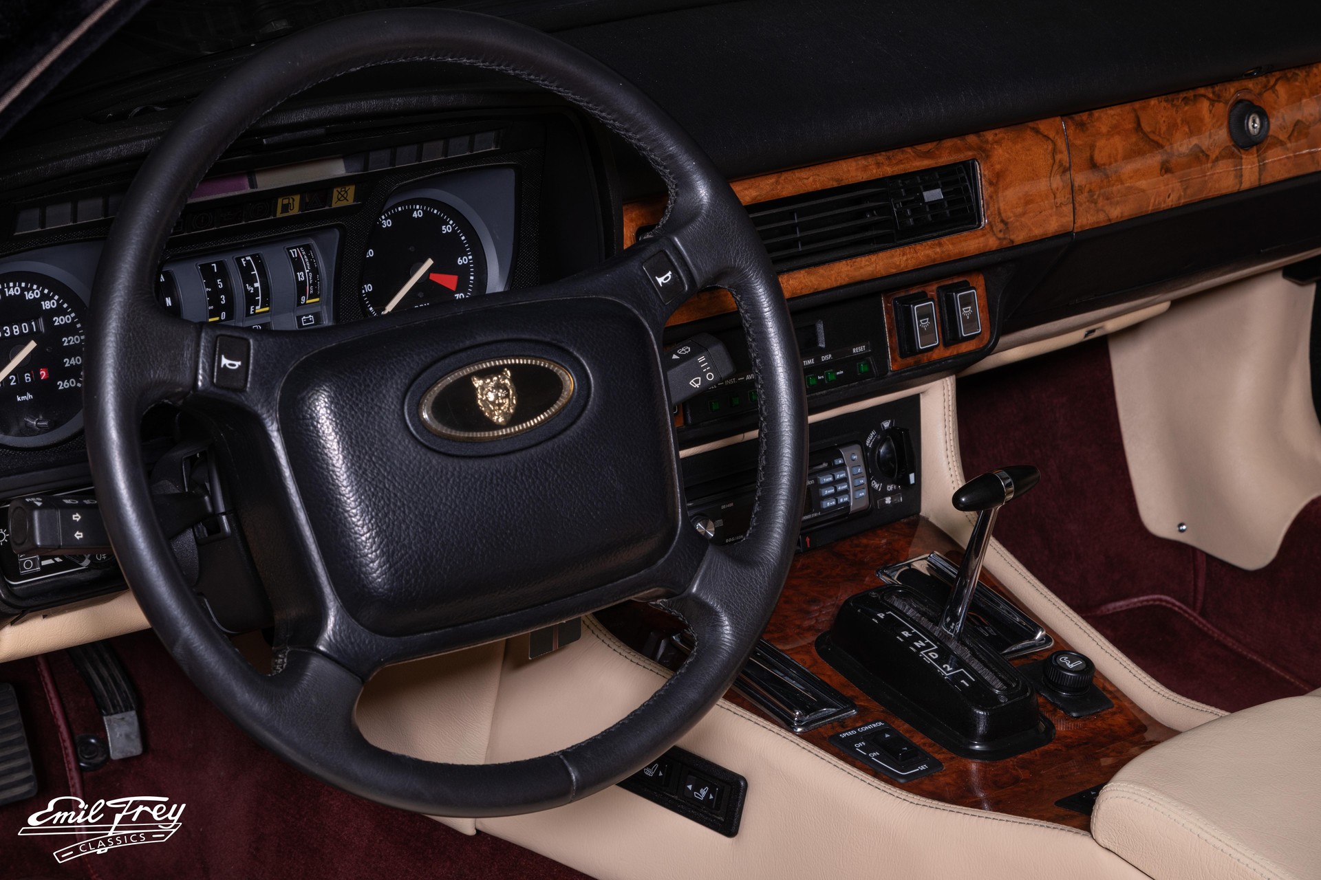 JAGUAR V12 Convertible-showroom-element-3