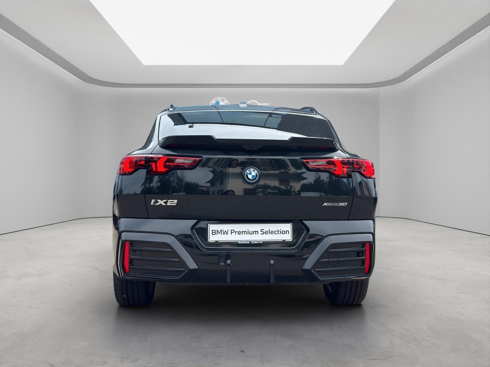BMW iX2 30 xDrive-showroom-element-3