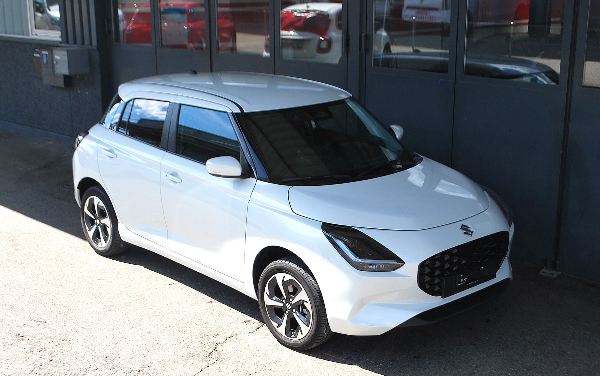 SUZUKI Swift 1.2 Sakura Top Hybrid 4x4-image-5