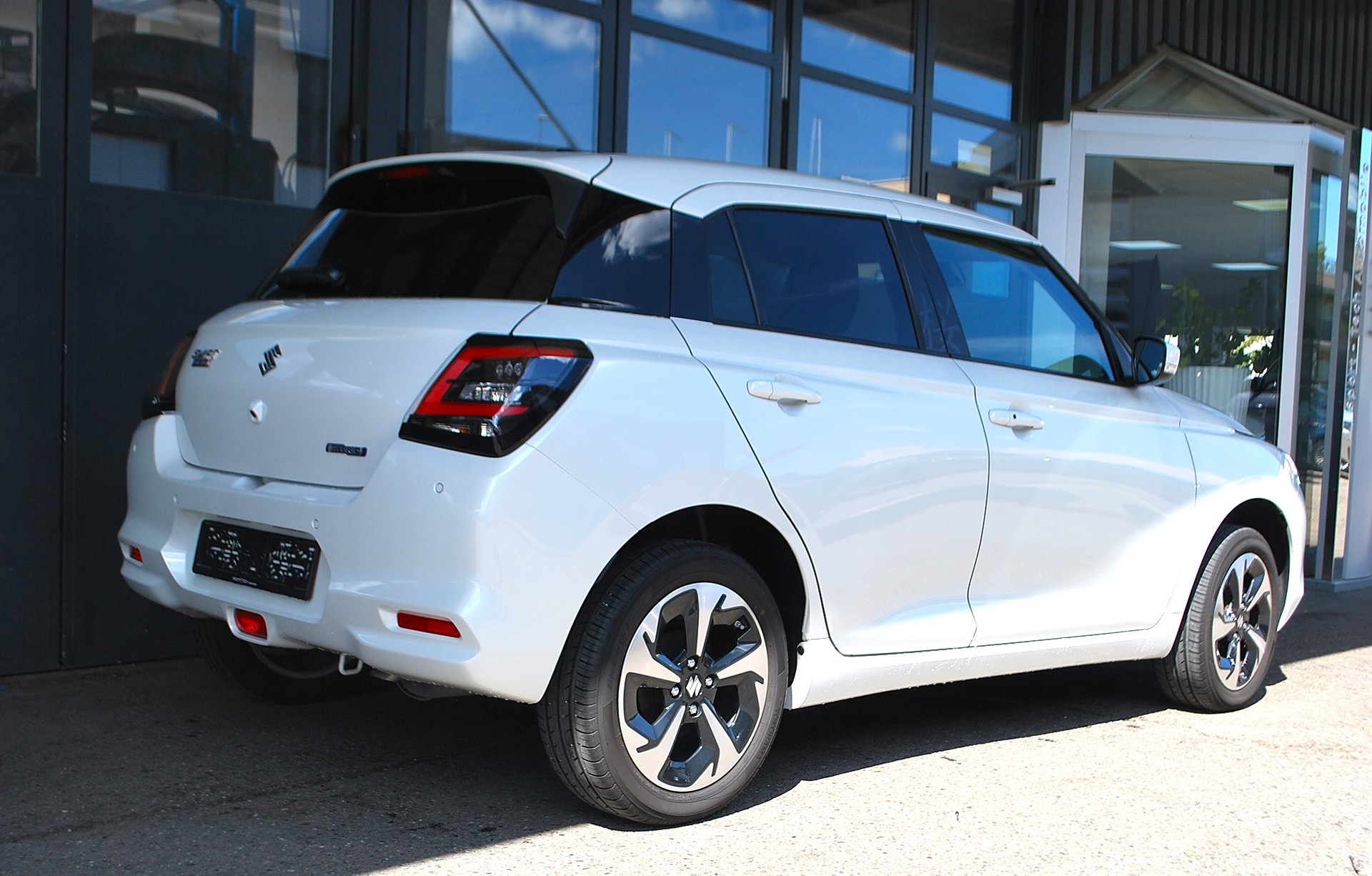 SUZUKI Swift 1.2 Sakura Top Hybrid 4x4-image-3