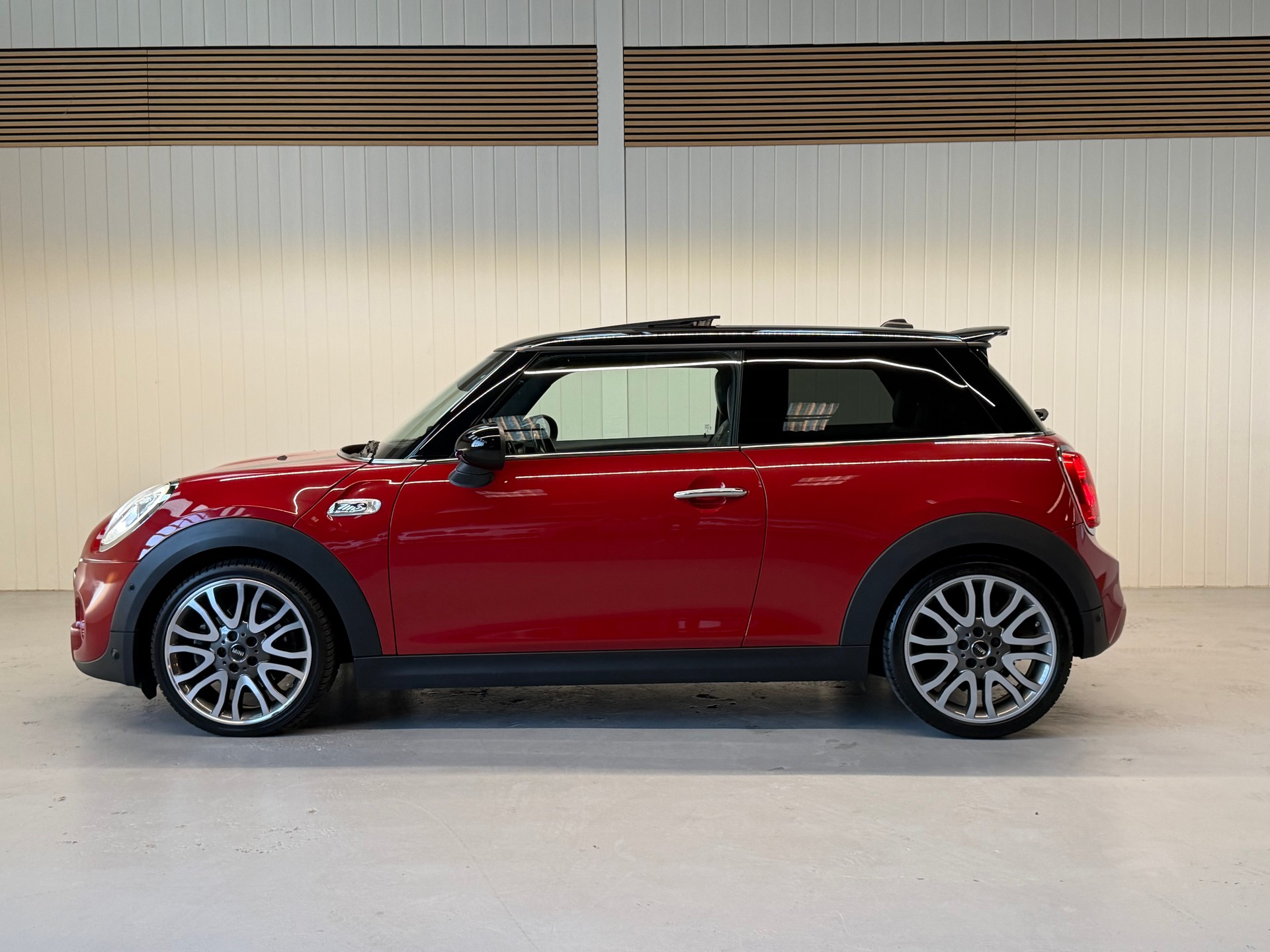 MINI Cooper S Steptronic / frisch am MFK & Service-showroom-element-1