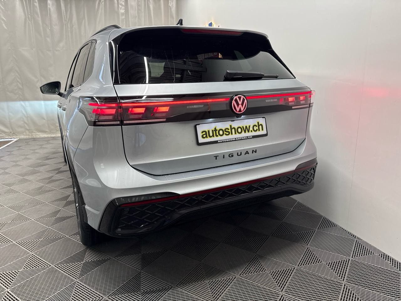 VW Tiguan 1.5 TSI PHEV R-Line Black Style-image-12