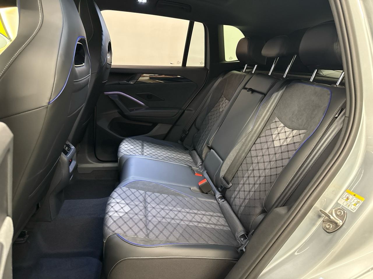 VW Tiguan 1.5 TSI PHEV R-Line Black Style-image-9