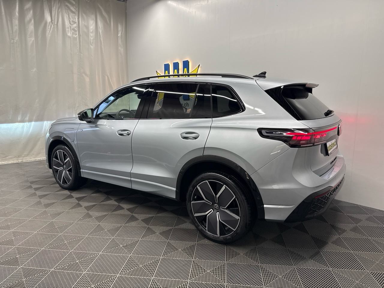VW Tiguan 1.5 TSI PHEV R-Line Black Style-showroom-element-1