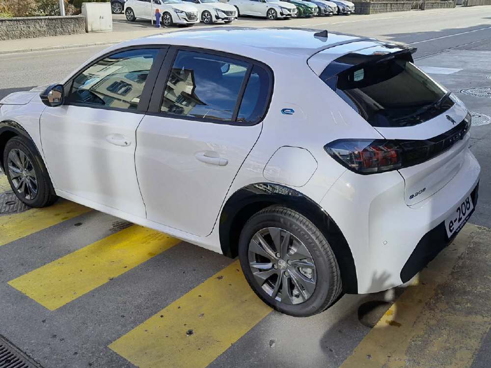 PEUGEOT 208 e-Active Pack-showroom-element-3