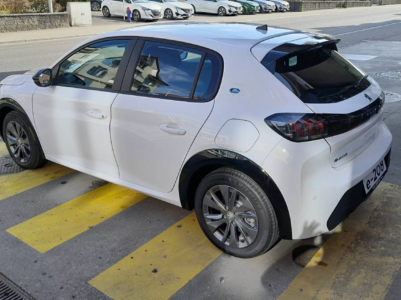 PEUGEOT 208 e-Active Pack-showroom-element-3