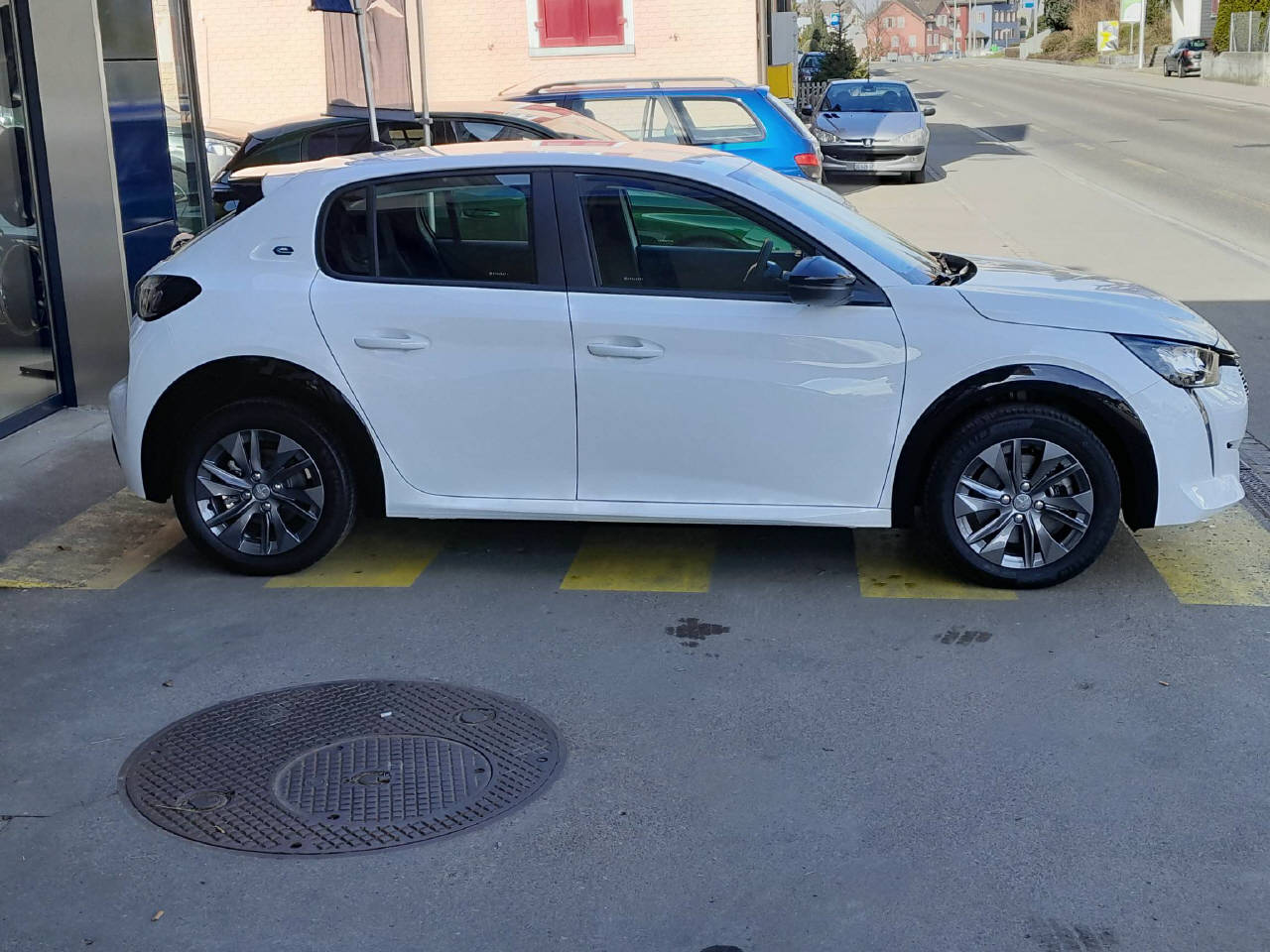 PEUGEOT 208 e-Active Pack-image-7
