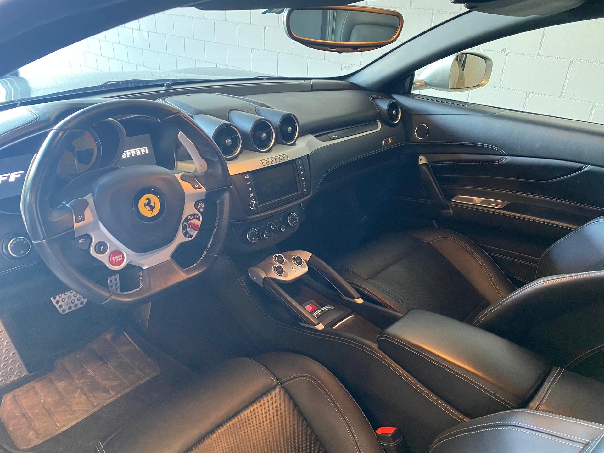 FERRARI FF Traumausstattung-image-4