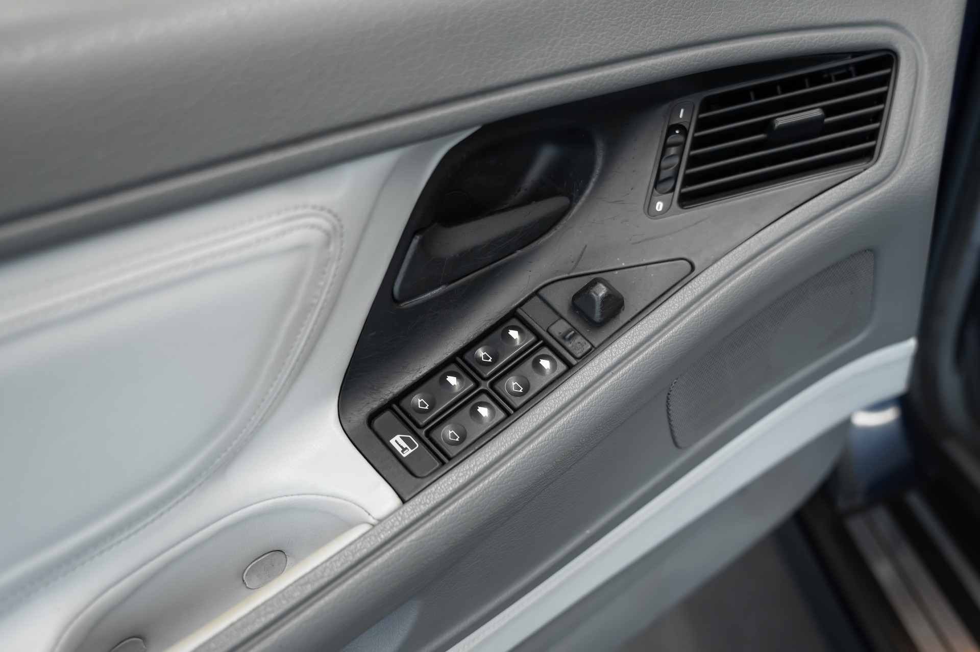 BMW 850i A-image-15