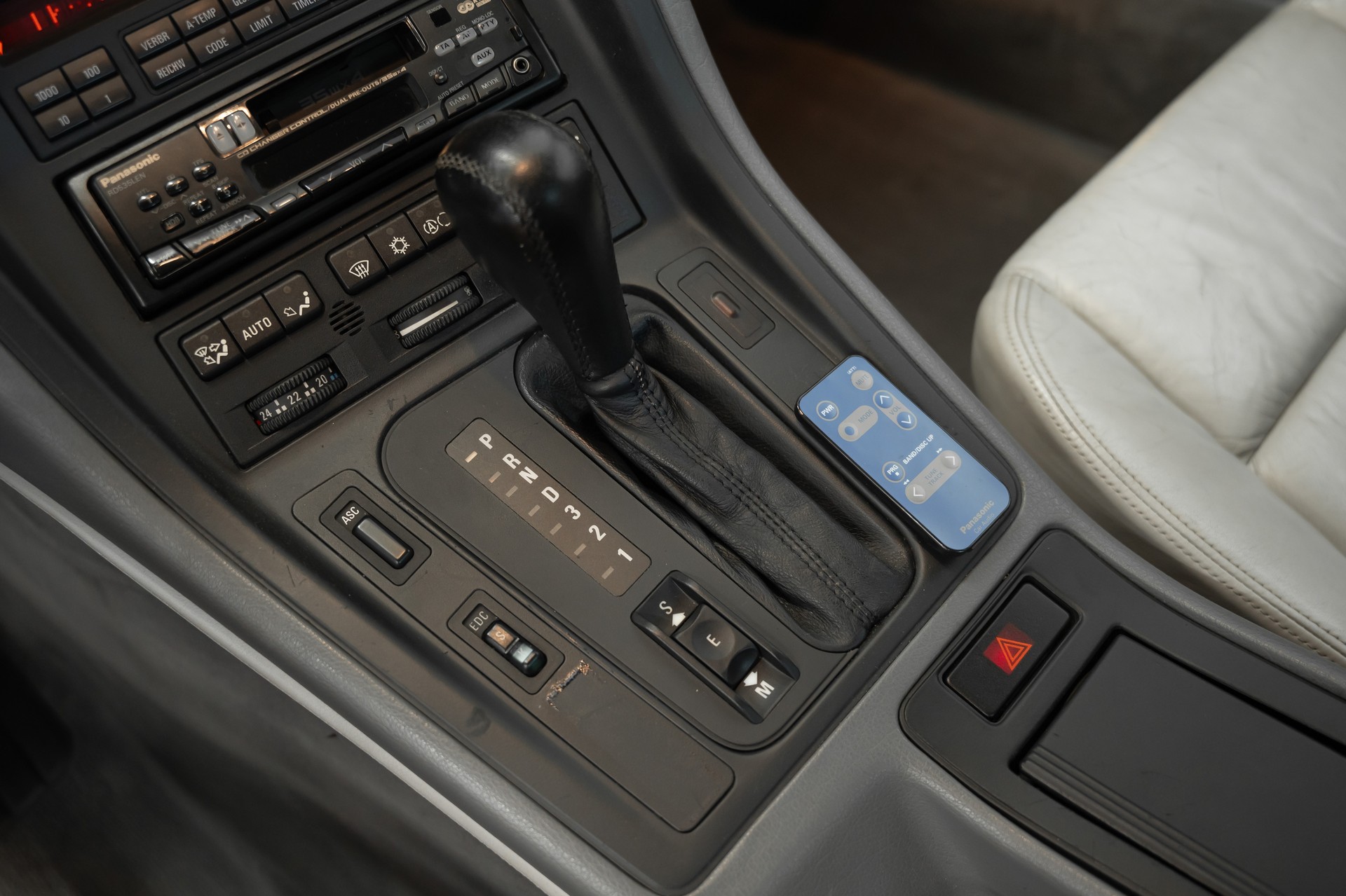 BMW 850i A-image-21