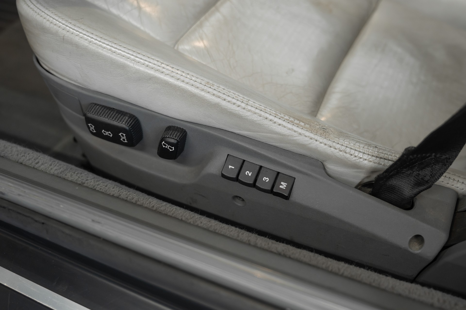 BMW 850i A-image-14