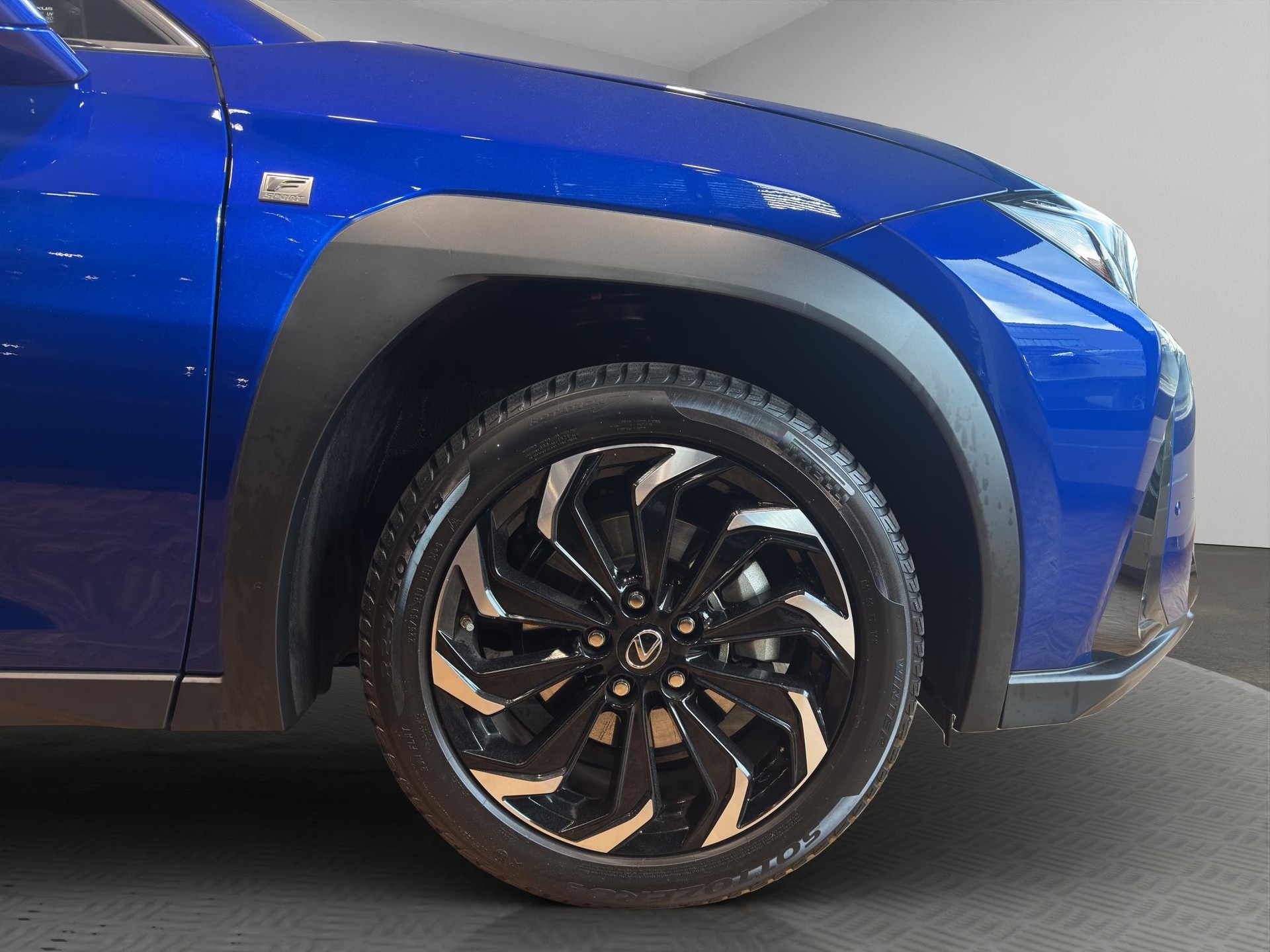 LEXUS UX 250h F-Line-image-5
