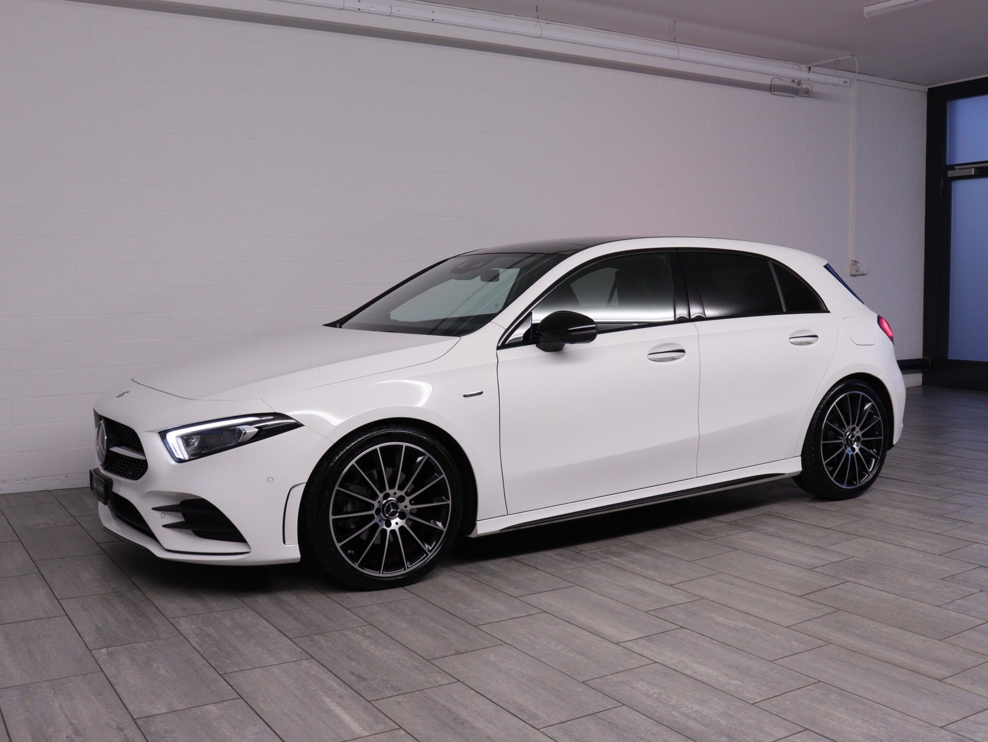 MERCEDES-BENZ A 180 Night Star AMG Line-showroom-element-1