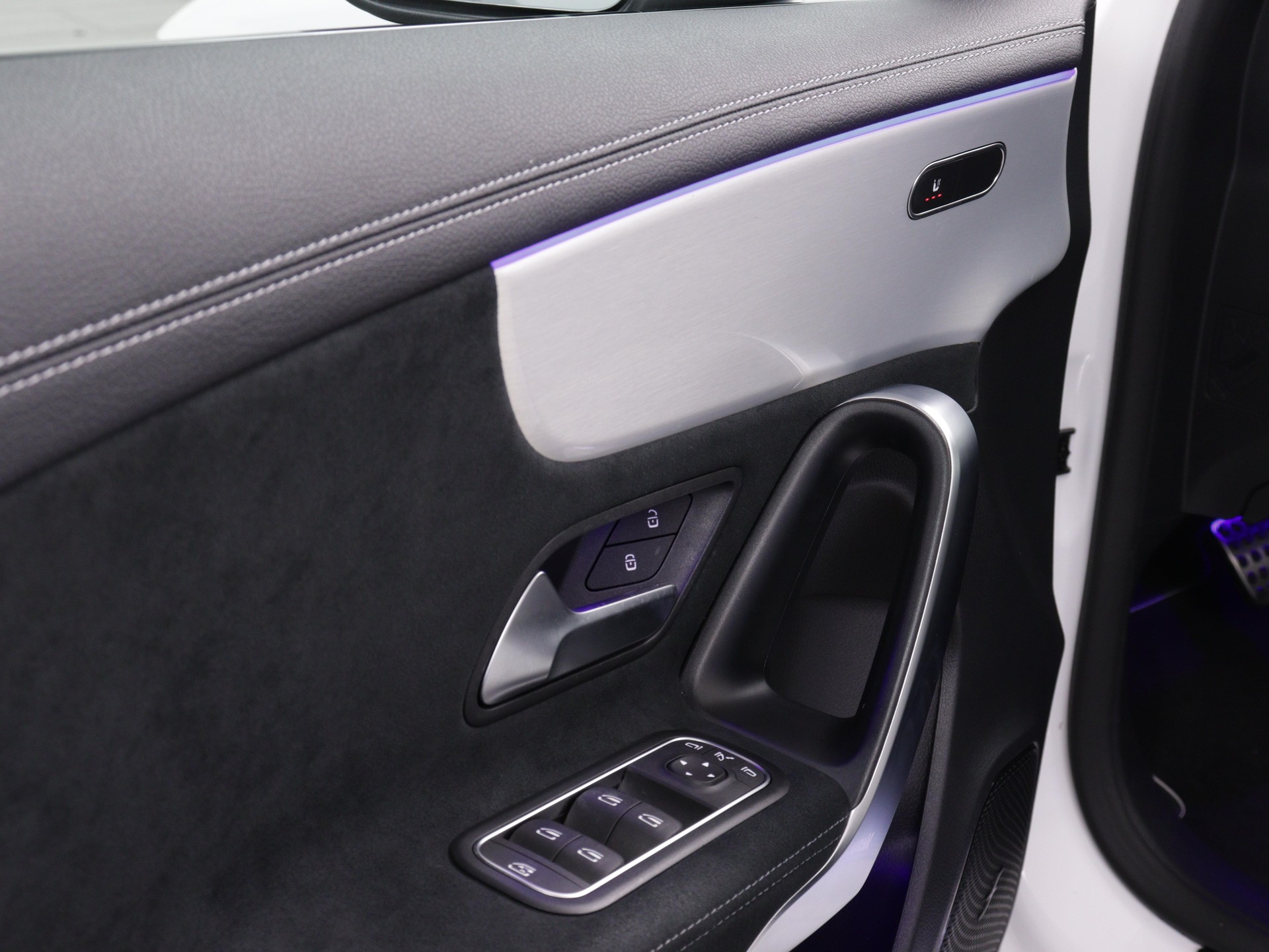 MERCEDES-BENZ A 180 Night Star AMG Line-image-8