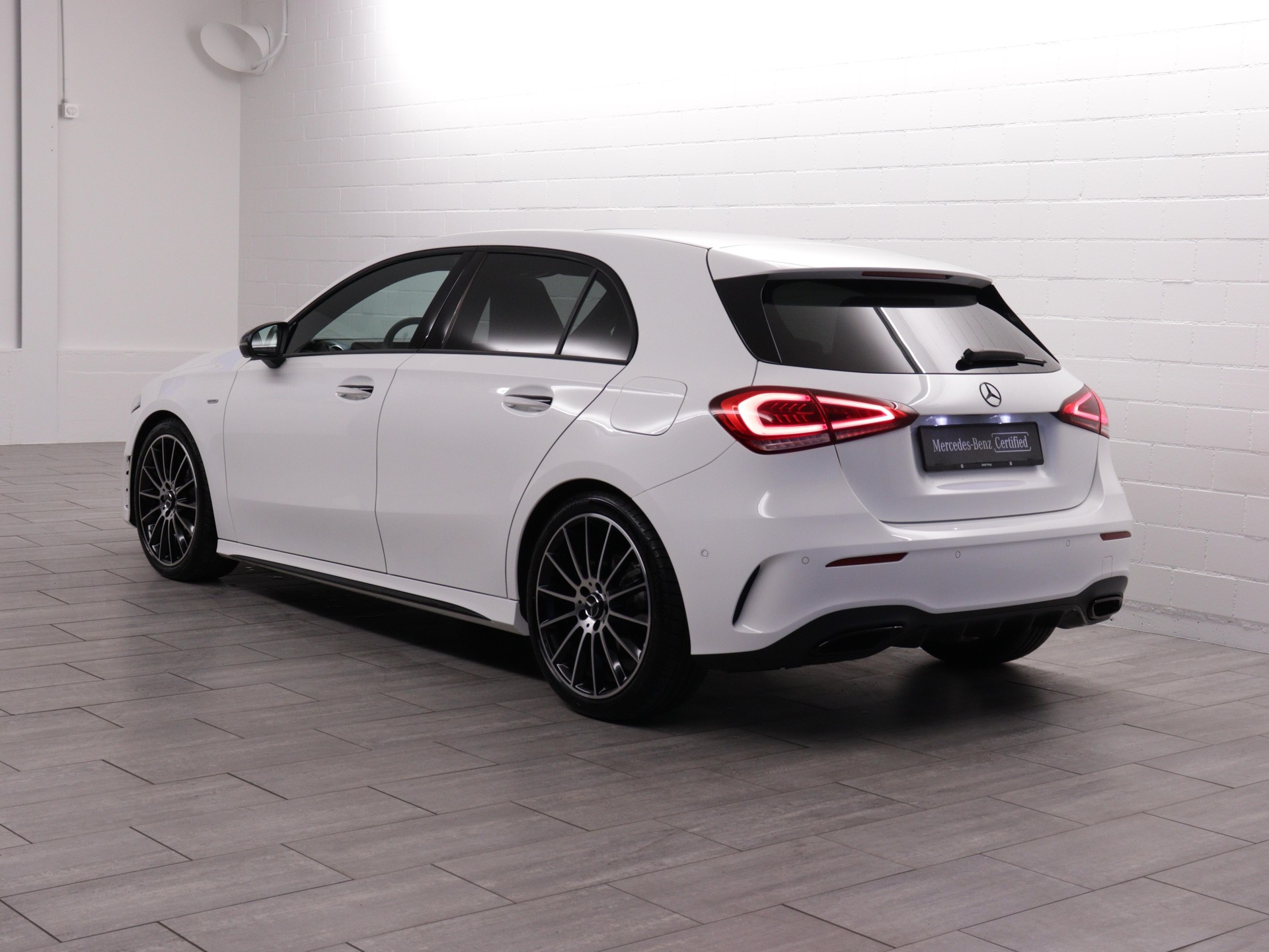 MERCEDES-BENZ A 180 Night Star AMG Line-showroom-element-3